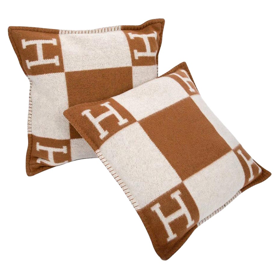 Hermes Kissen Avalon PM Signatur H Kamel / Ecru Throw Cushion Set von zwei Neu