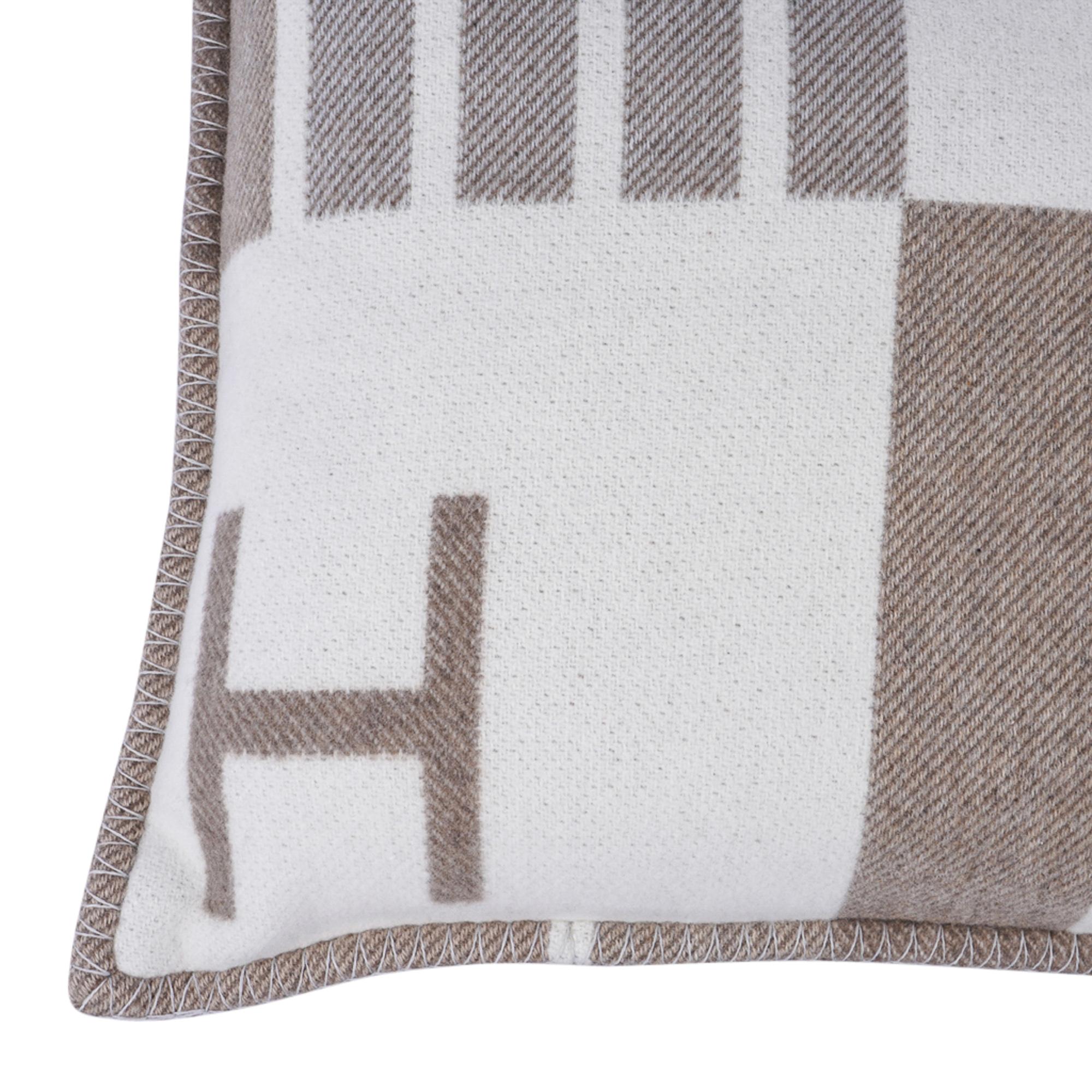 Hermes Avalon Vibration Pillow Naturel Set di due pezzi in edizione limitata In condizioni Nuovo in vendita a Miami, FL