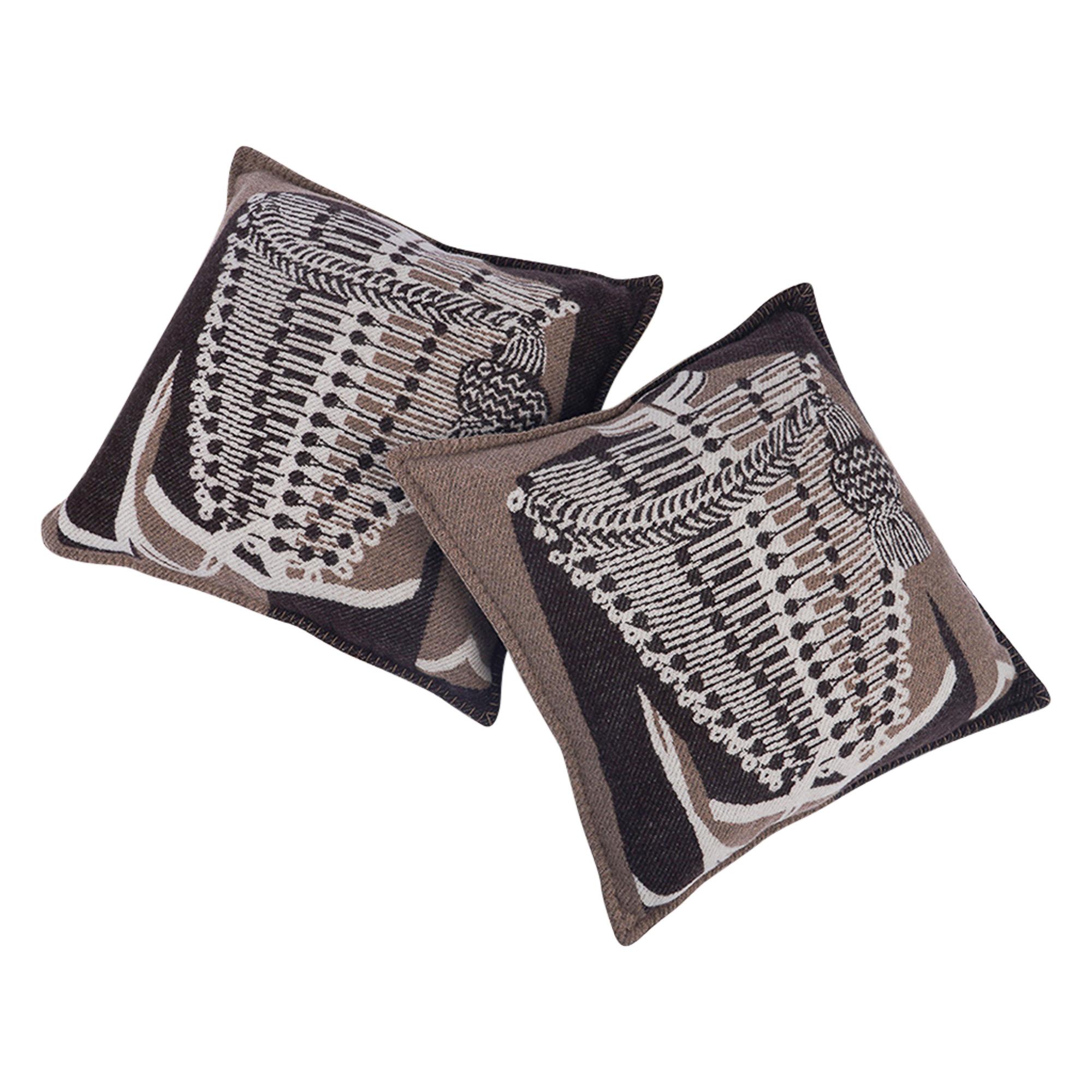 Mightychic offre un set di due (2) cuscini Hermes Brandebourgs in Ecorce.
L'uniforme della guardia imperiale di Napoleone III è stata disegnata da Cathy Latham.
Il rivestimento sfoderabile è realizzato al 90% in lana merino e al 10% in