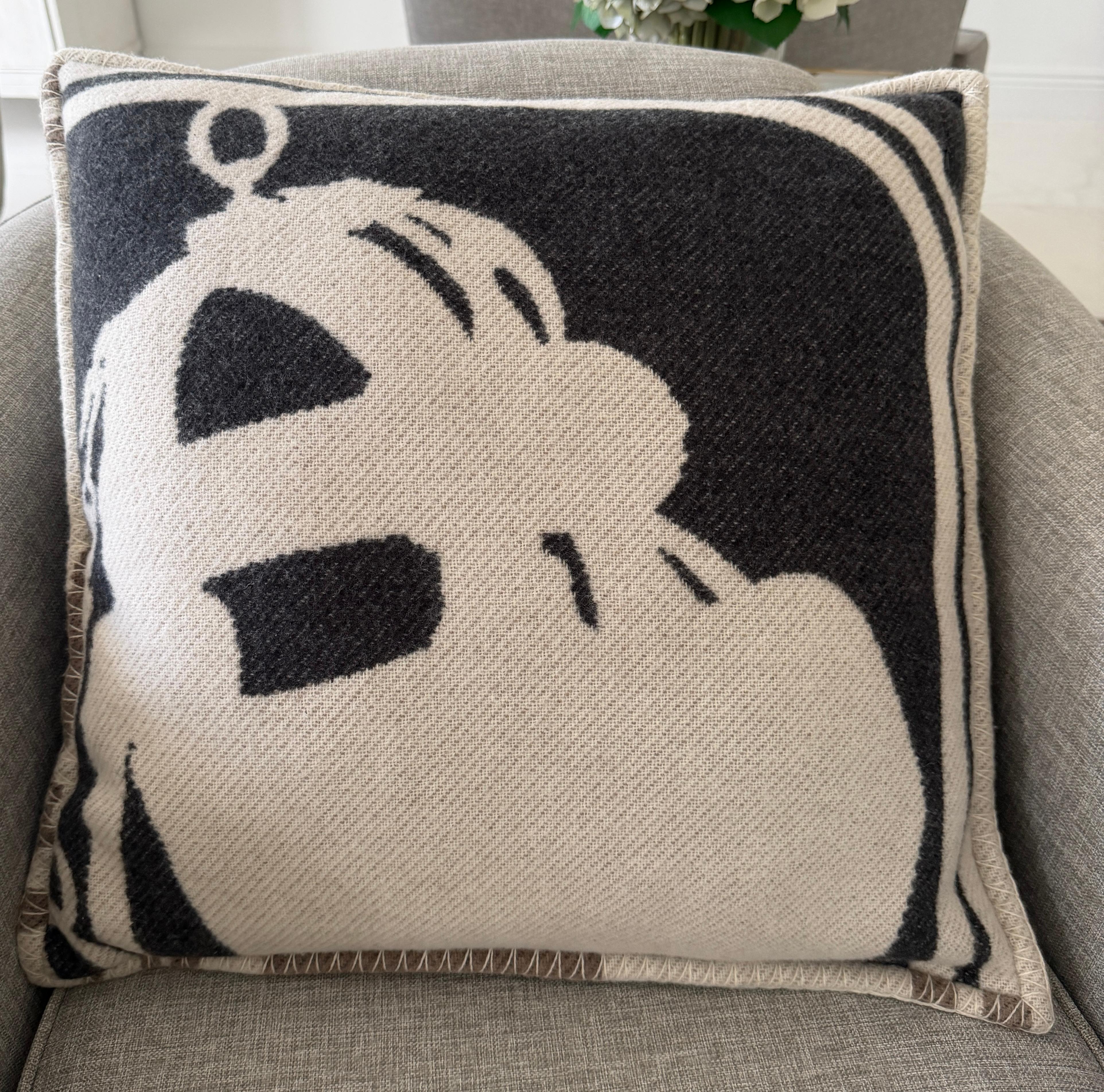 Cuscino Hermès Brides de Gala - by Hugo Grygkar
Prodotto in Scozia  90% Lana Merino, 10% Cachemire  Circa 19,7