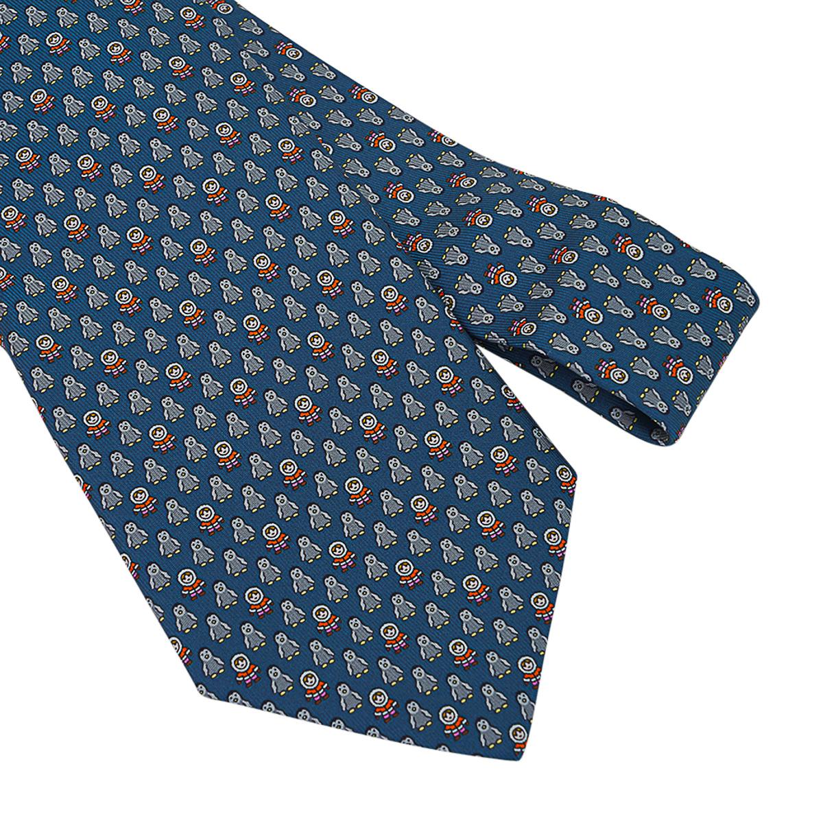 Mightychic offers an Hermes Pingloo Twillbi silk tie featured in Vert Pin, Gis and Orange.
Charming Inuit and Penguins adorn the front.
The inner has small foot steps along the length.
The interior hides an igloo!
This delightful piece is a perfect