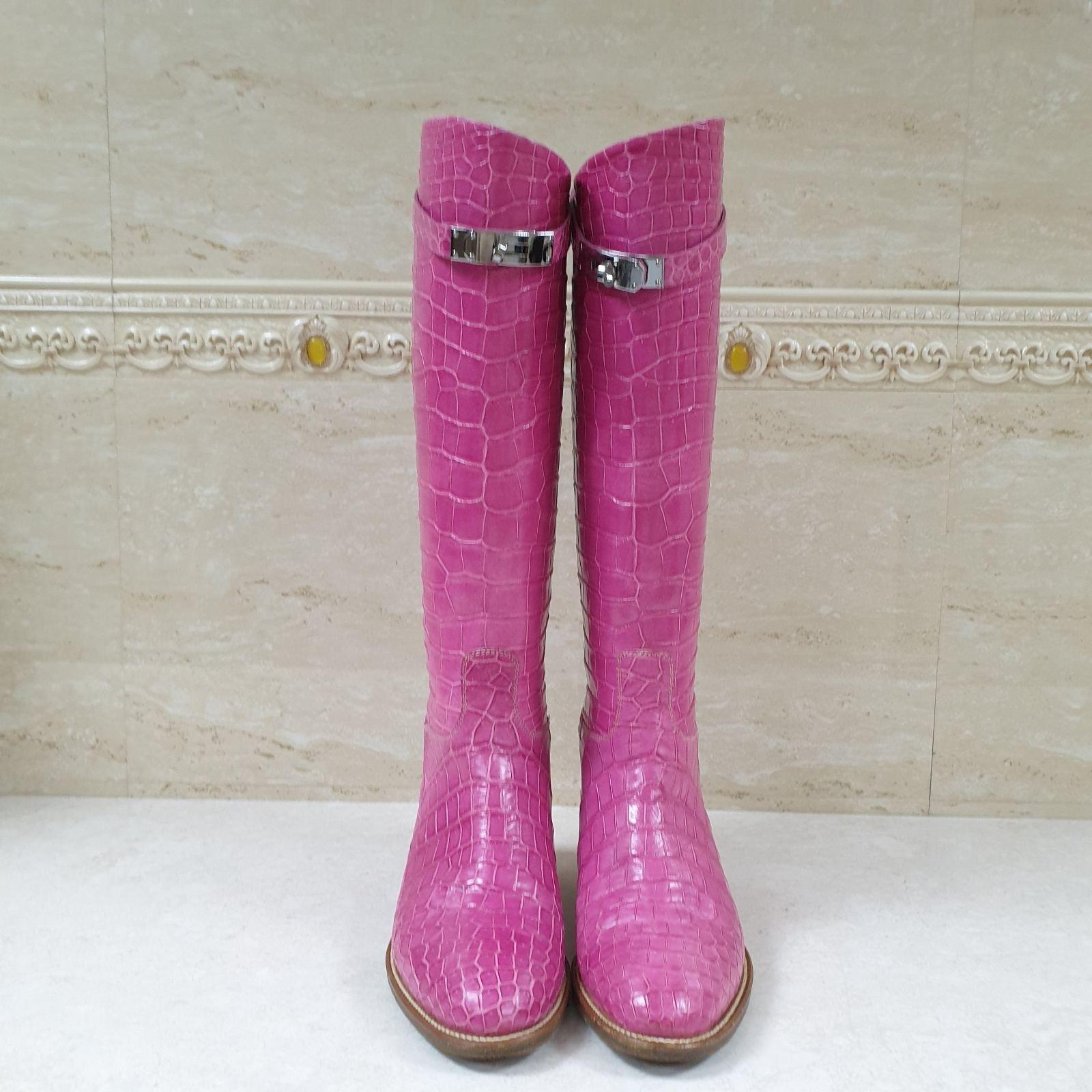 Pink alligator Hermès Jumping knee-high boots with round toes.
Palladium hardware.
Tonal stitching throughout.
Sstacked heels and Kelly straps featuring turn-lock closures at uppers.
Sz.37
Worn 3 times.
Very good condition.
No original
