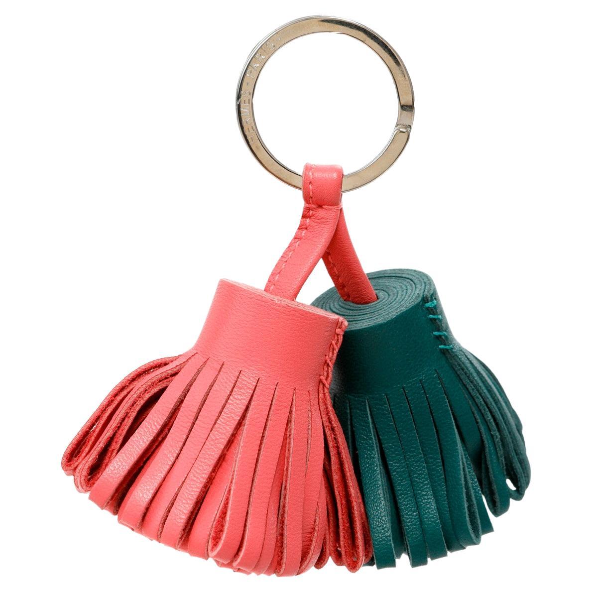 Hermès - Porte-clés en cuir rose et vert à double pompon En vente sur  1stDibs