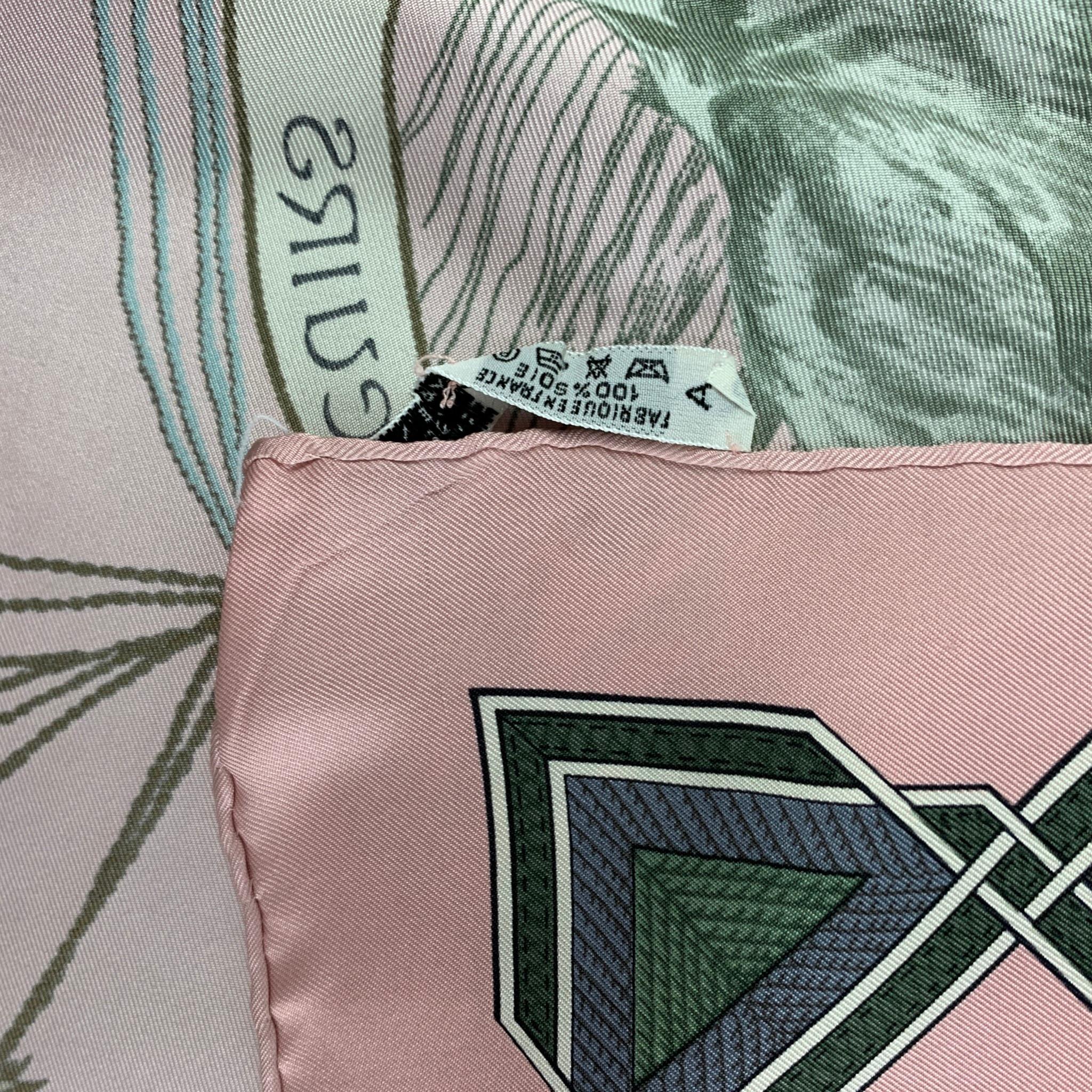HERMES 'Cuirs Du Desert' scarf comes in a pink & black print silk with hand rolled edges. Includes box. Made in France. 

Very Good Pre-Owned Condition.

Measurements:

35 in. x 35 in. 

 