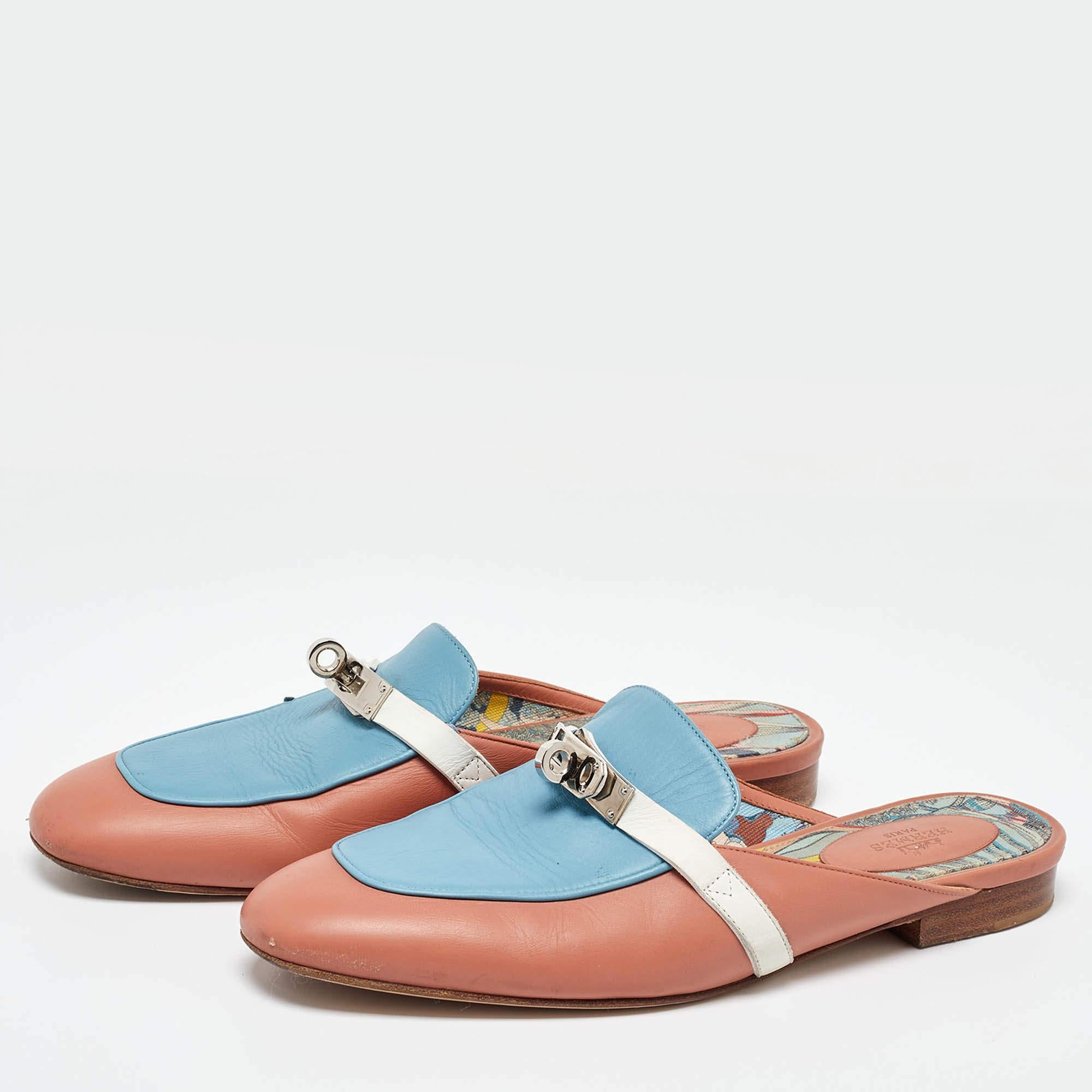 Create effortless styles with these Hermes Oz mules. Made of quality materials they are designed to elevate your OOTD and keep you in comfort all day long.