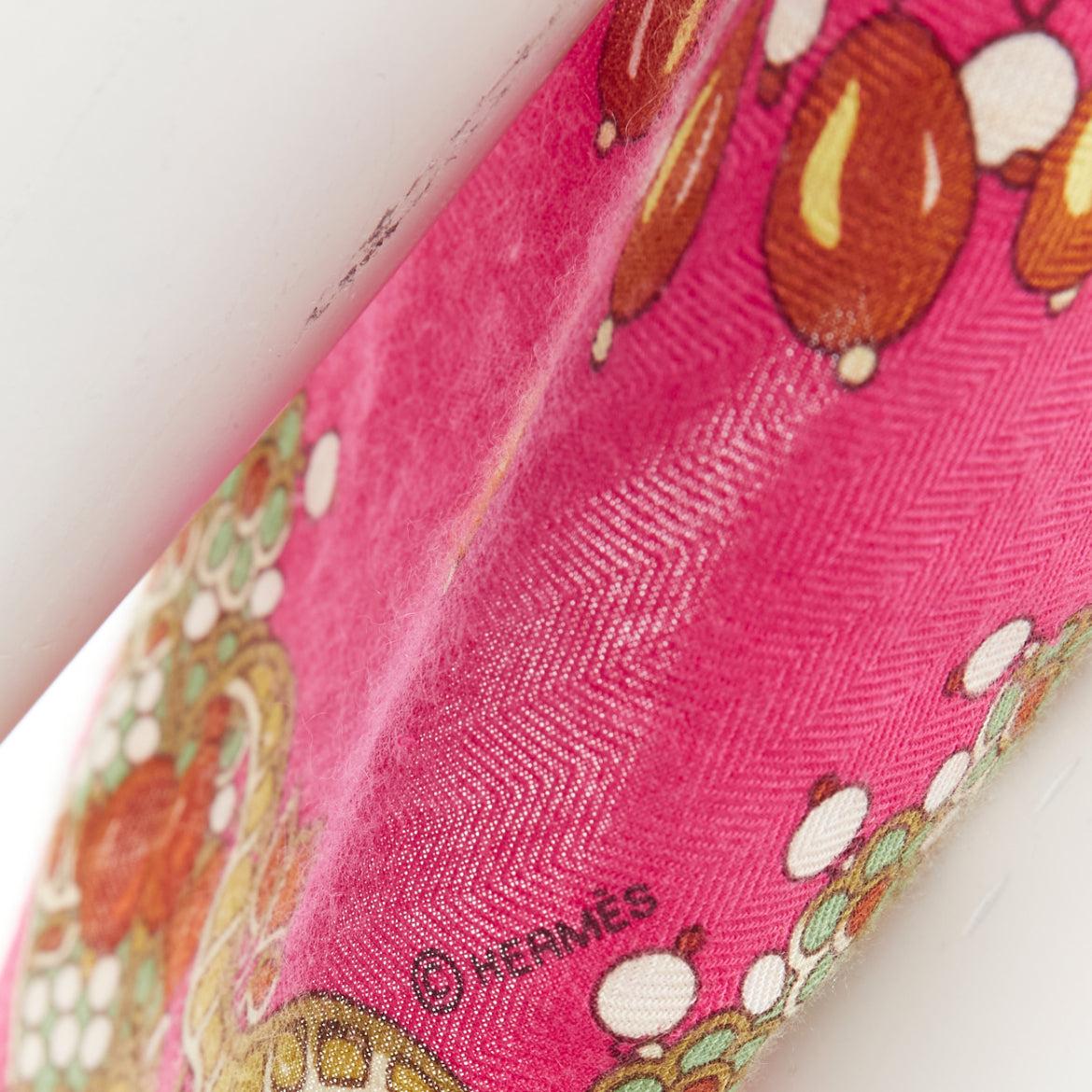 HERMÈS écharpe carrée 135 cm en cachemire rose parures des maharajas imprimé bijoux en vente 3
