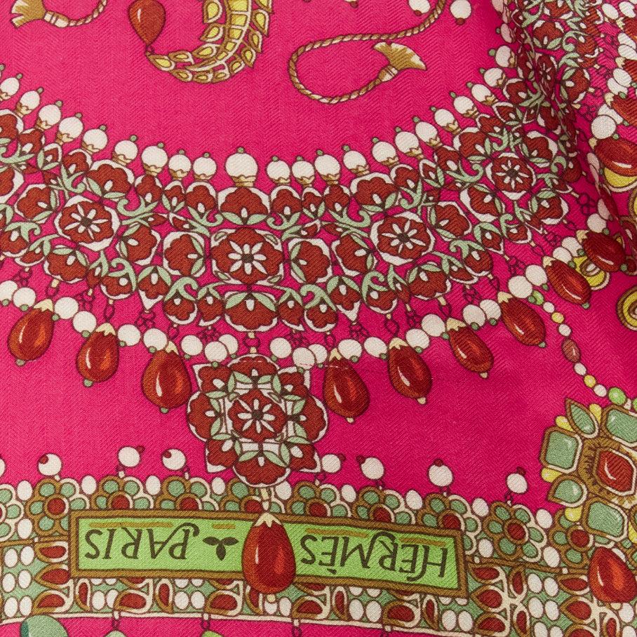 HERMÈS écharpe carrée 135 cm en cachemire rose parures des maharajas imprimé bijoux en vente 5