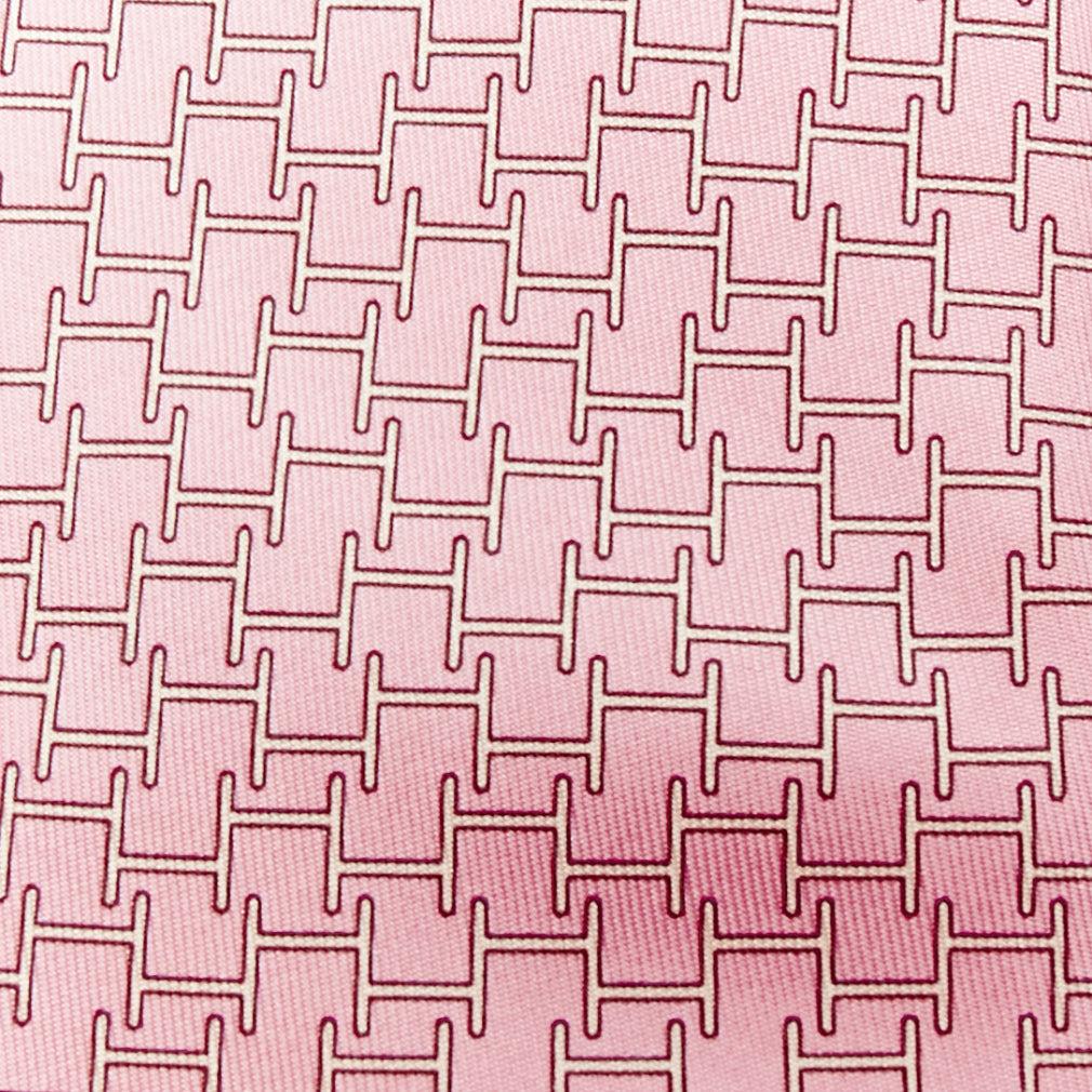 HERMES pink cream 100% silk H logo interlock monogram print formal tie
Reference: LACG/A00442
Brand: Hermes
Material: Silk
Color: Pink, Cream
Pattern: Geometric
Lining: Pink Silk
Made in: France

CONDITION:
Condition: Excellent, this item was