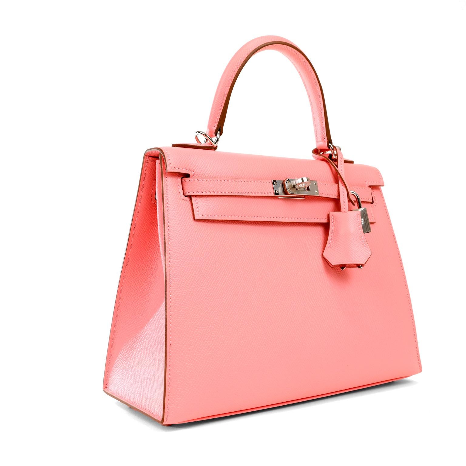 Diese authentische Hermès Pink Epsom 25 cm Kelly Sellier ist in tadellosem Zustand mit dem Schutz Kunststoff intakt auf die Hardware.     Hermès-Taschen gelten weltweit als der ultimative Luxusartikel.  Jedes Stück wird in Handarbeit hergestellt,