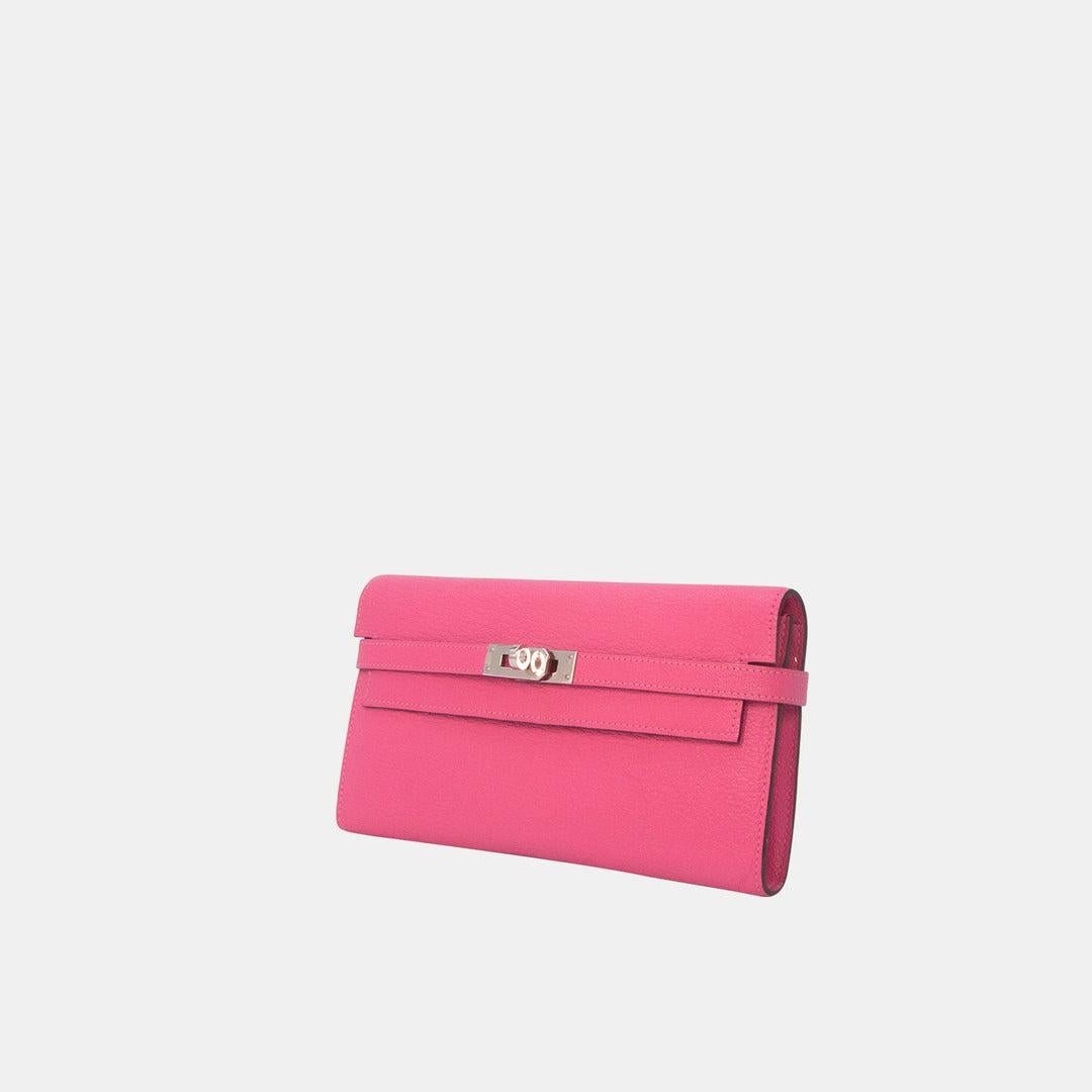As one of the most desired and iconic handbag brands, Hermes never disappoints us with its extraordinary craftsmanship, especially the all-time favourite Kelly bag. The bag was created and designed for Princess of Monaco Grace Kelly, and soon became