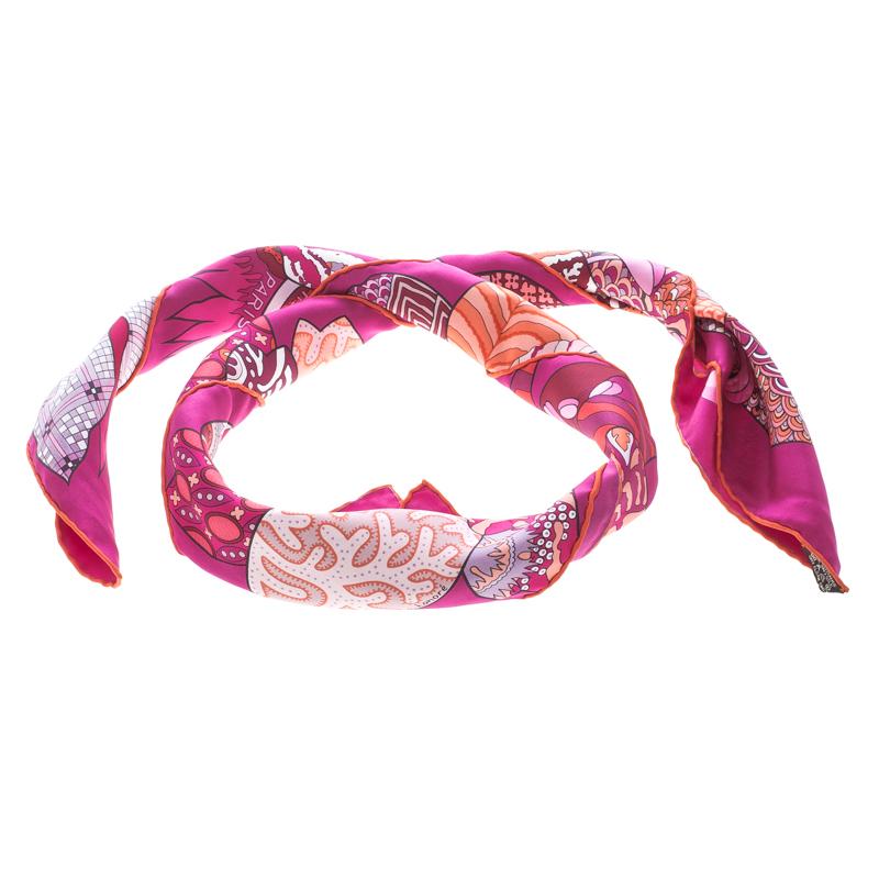Featuring an intricate design of Indian flowers, this Fleurs D'Indiennes scarf from Hermes carrying a lovely pink hue is a sophisticated piece which will add a similar appeal to your ensemble. It is cut from silk into a square shape with neatly