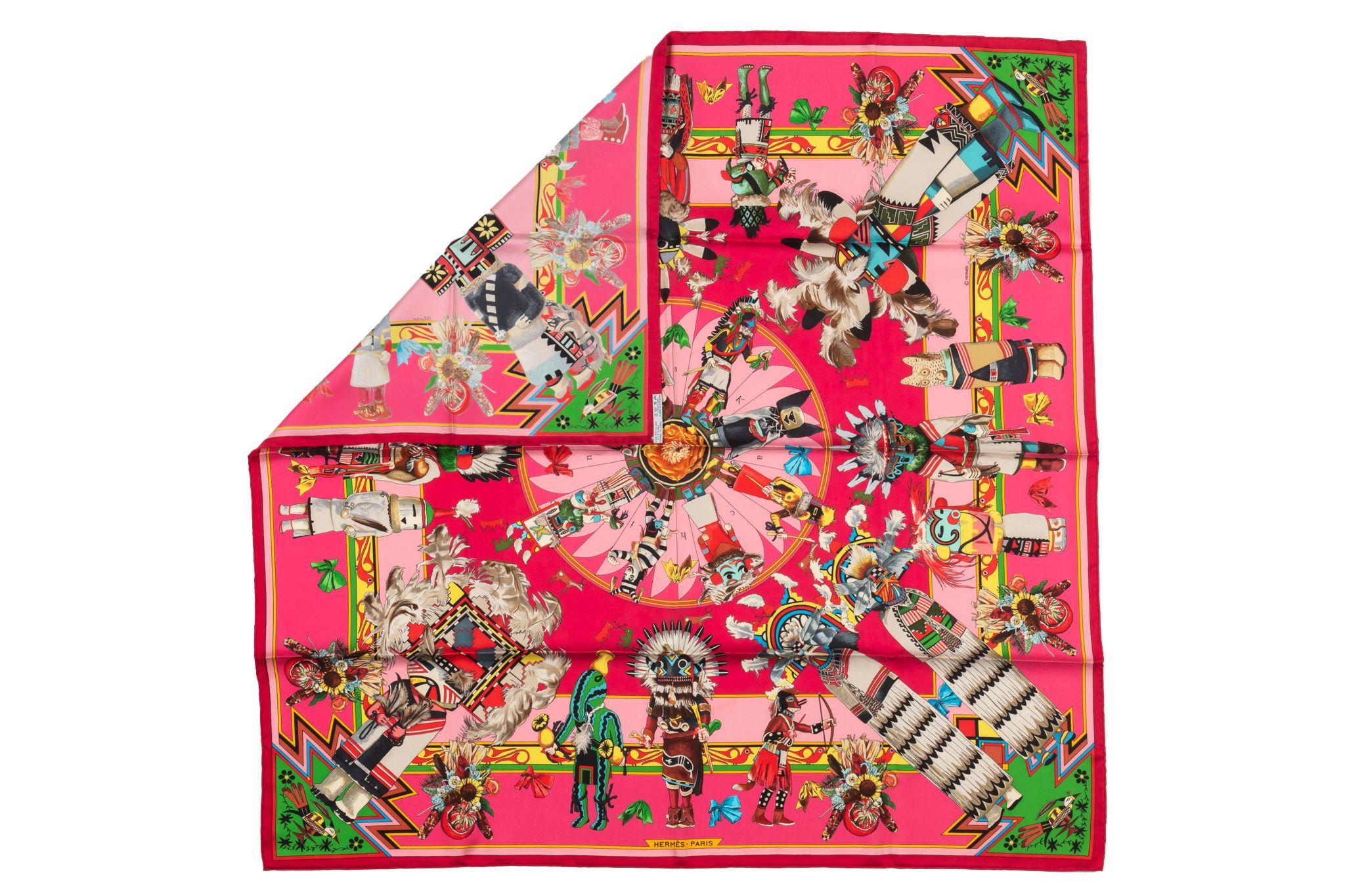 Pañuelo de seda rosa Kachinas Hermès, raro y de colección, de Kermit Oliver. Bordes enrollados a mano. muy buen estado, pequeña decoloración esquina inferior derecha , pequeño tirón de hilo esquina superior izquierda. Etiqueta de cuidado.