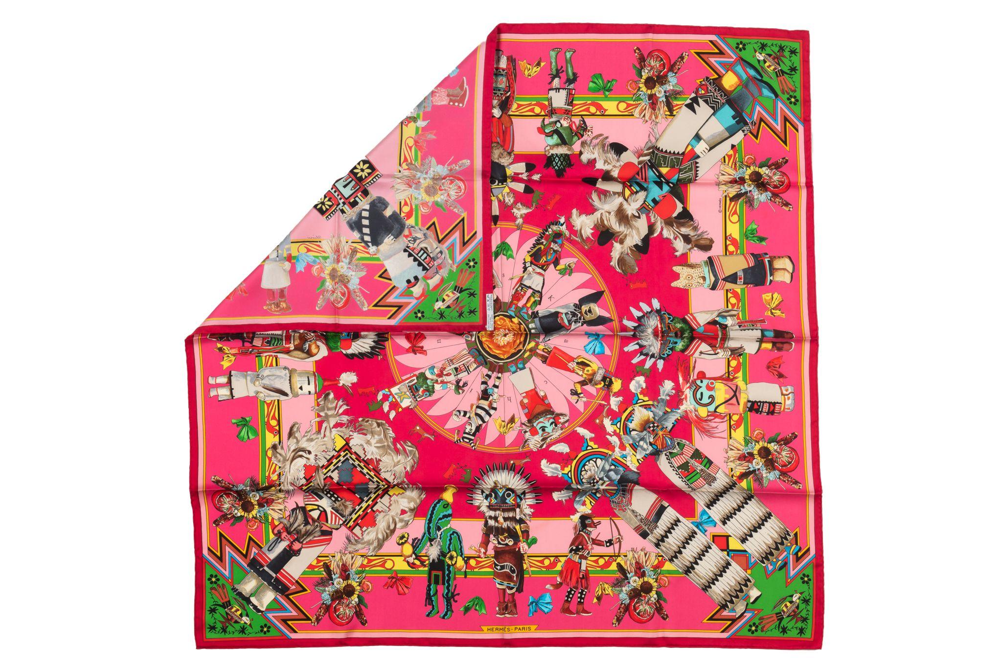 Nouveau foulard de collection Hermès en soie rose Kachinas par Kermit Oliver. Bords roulés à la main. Livré avec la boîte d'origine.