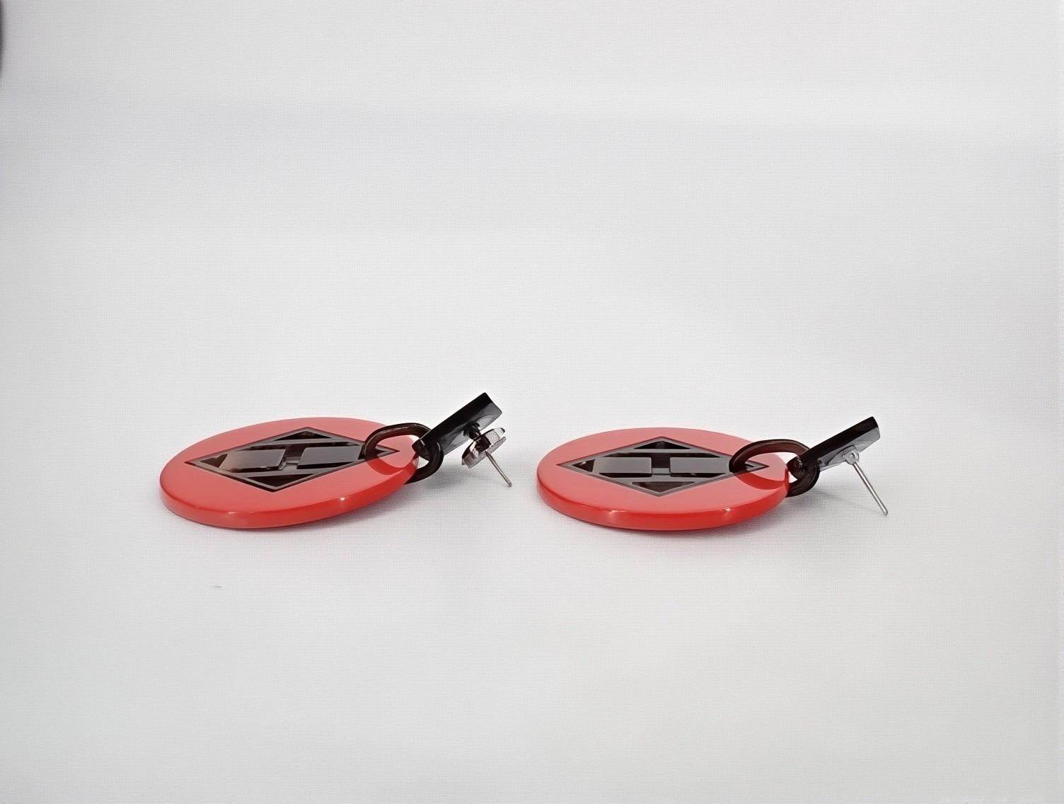 Hermès Pink Lacquered Buffalo Horn H Round Earrings In Good Condition For Sale In AUBERVILLIERS, FR