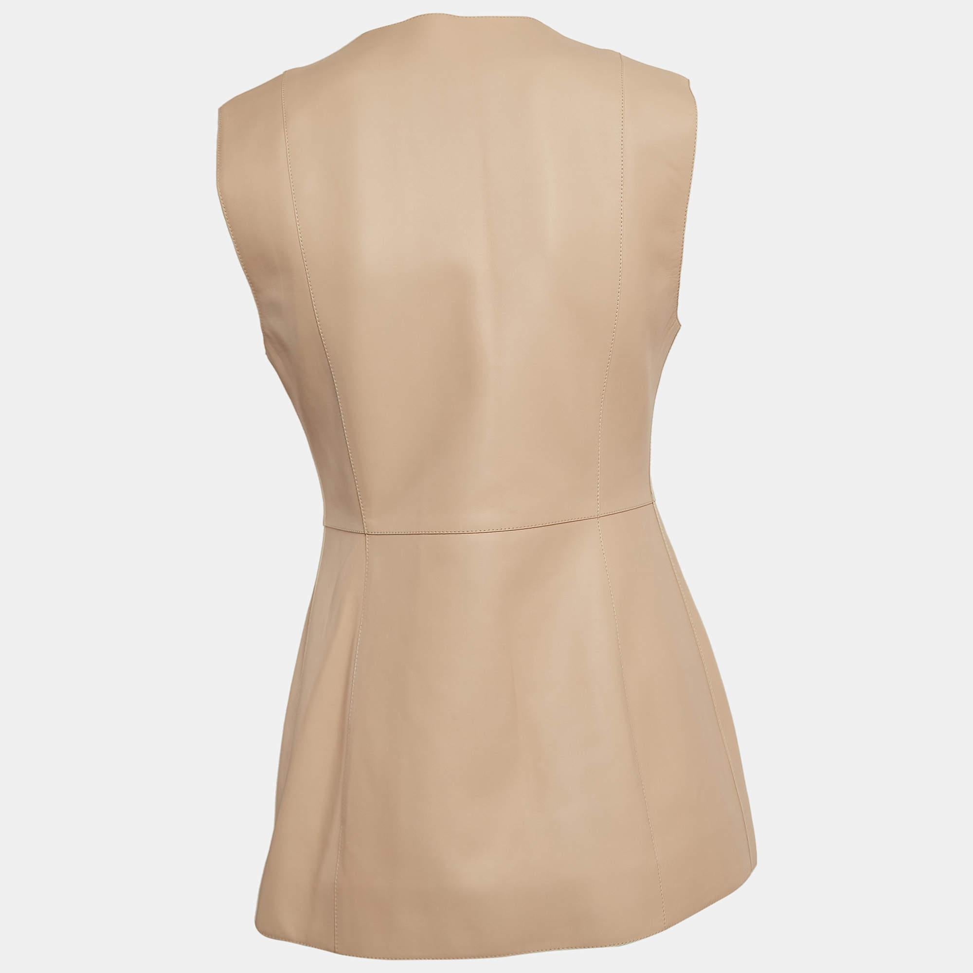 Easy to pair with skirts, shorts, or pants, Hermes's vest ensures versatile styling options. It is tailored using wool, and it features pretty buttons for a fashionable finish.

