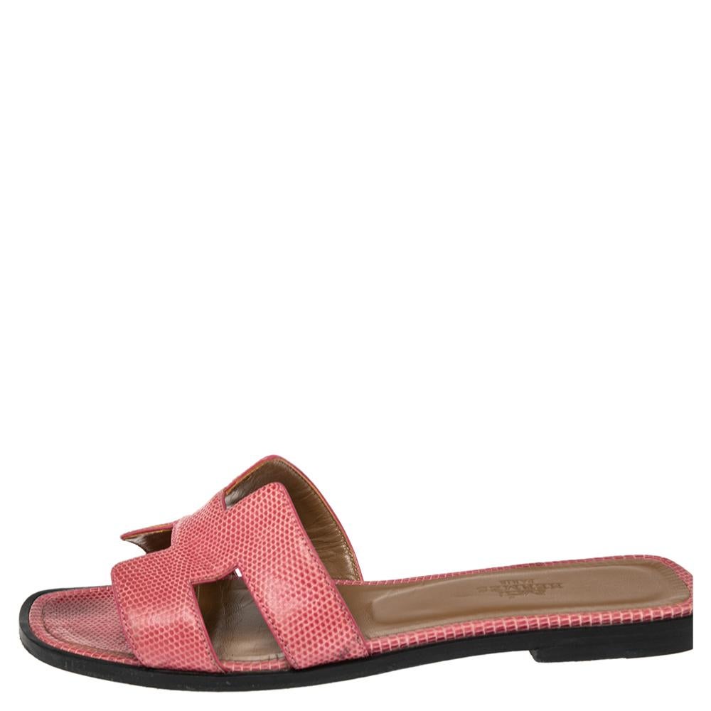 Hermes provides their audience with exclusive designs that are unfailingly modern and poised. These Oran sandals lend your feet a unique style and appearance like none other. They flaunt a cut-out strap across the upper, which is meticulously