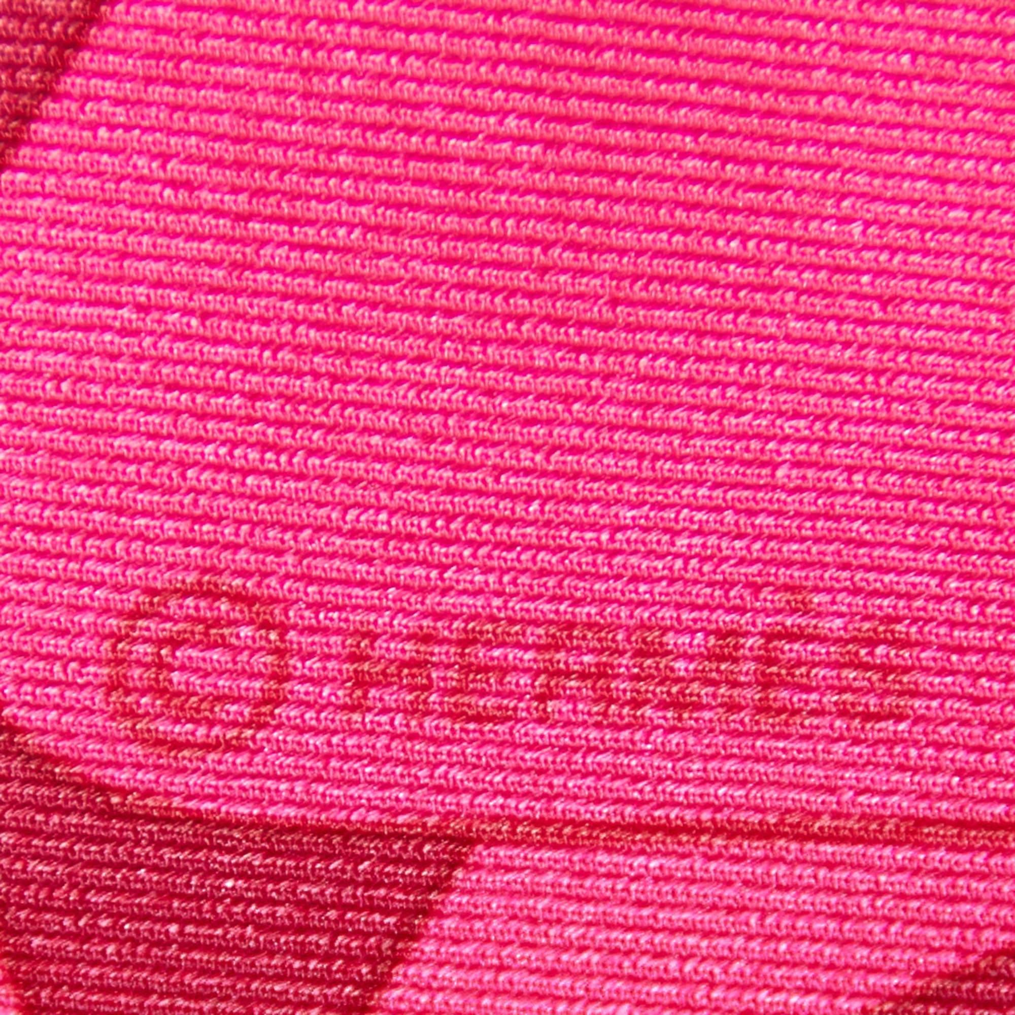 Hermès - Écharpe carrée en soie imprimée rose 1