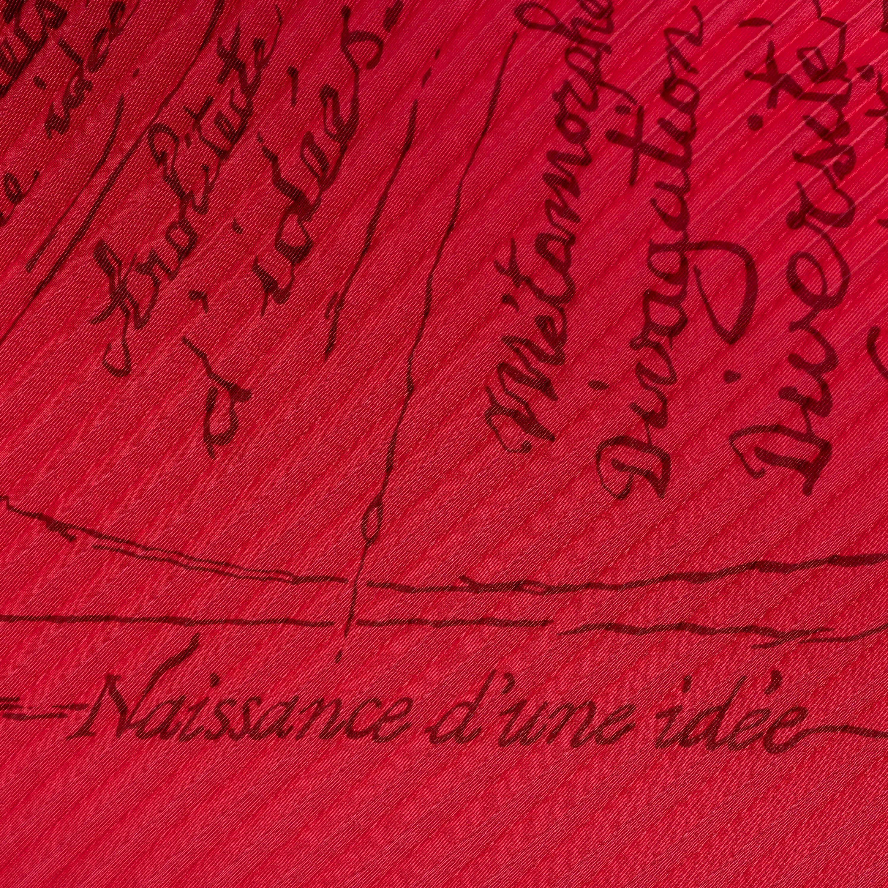 Este pañuelo Hermès Naissance d'Une Idée 140 100% auténtico, diseñado por Michèle Duchêne, está confeccionado en seda plisada rosa (100%) y presenta un intrincado estampado morado. La exclusiva textura plisada y el cautivador diseño hacen de este