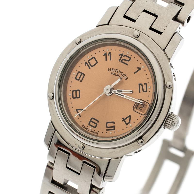 Designed with modern aesthetics, this quartz Clipper wristwatch from Hermes is sophisticated and ideal for women who prefer elegance and subtlety. Made from stainless steel, it features a round, pink dial fitted with Arabic numeral hour markers and