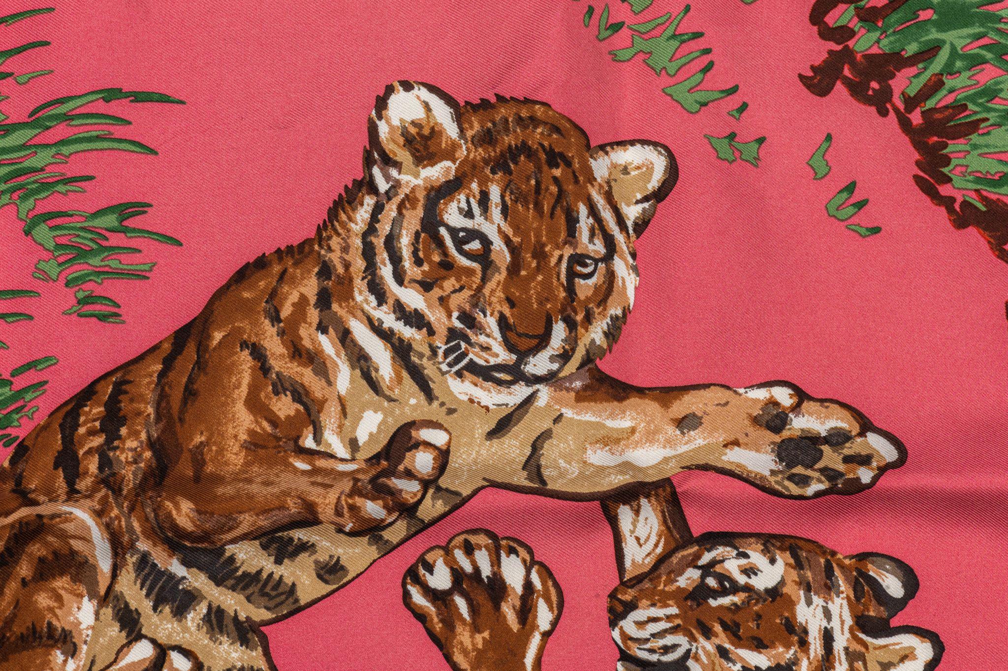Gavroche en soie de tigre rose Hermès Pour femmes en vente