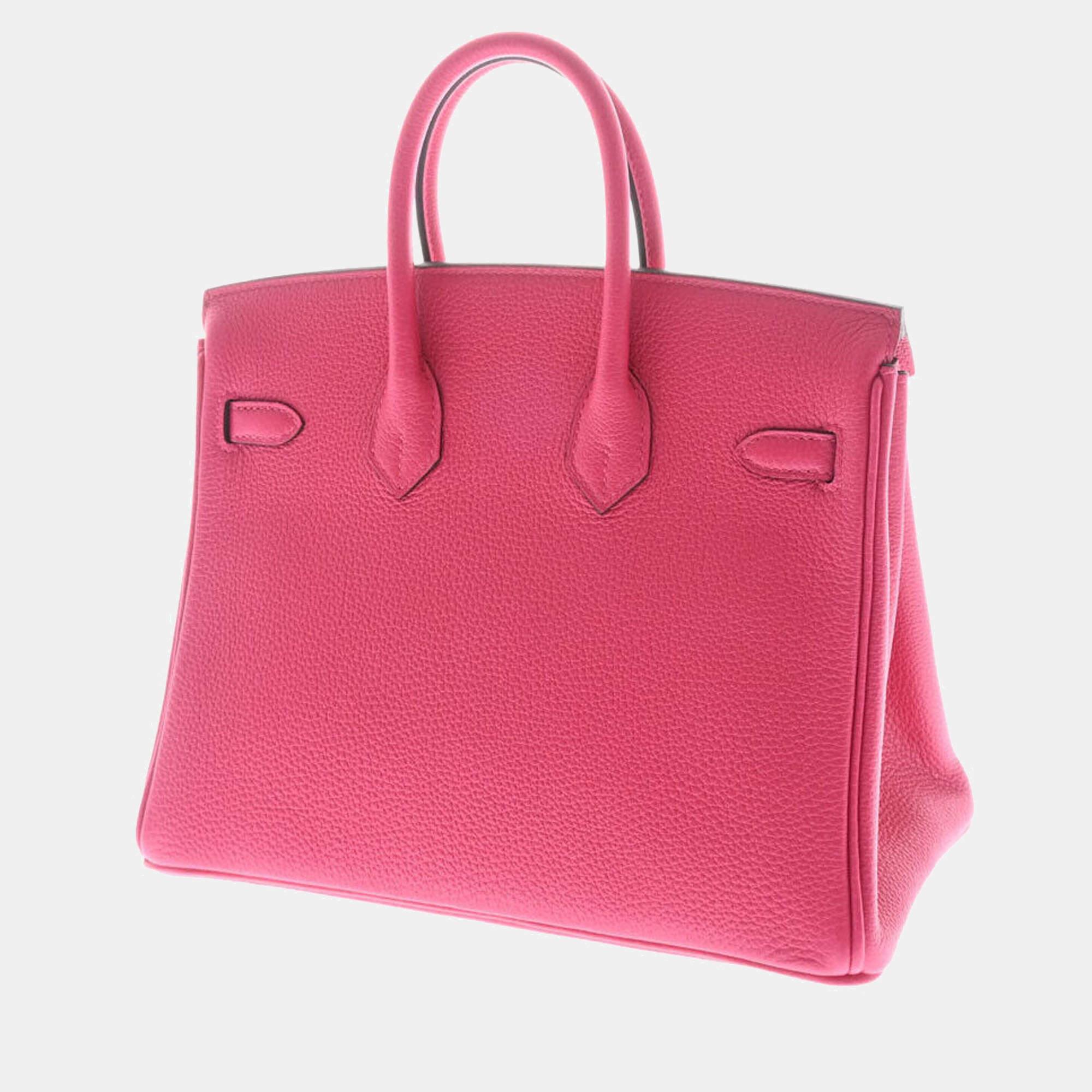Ensure your days essentials are in order and your outfit is complete with this designer bag. Crafted using the best materials the bag carries the maisons signature of artful craftsmanship and enduring appeal.