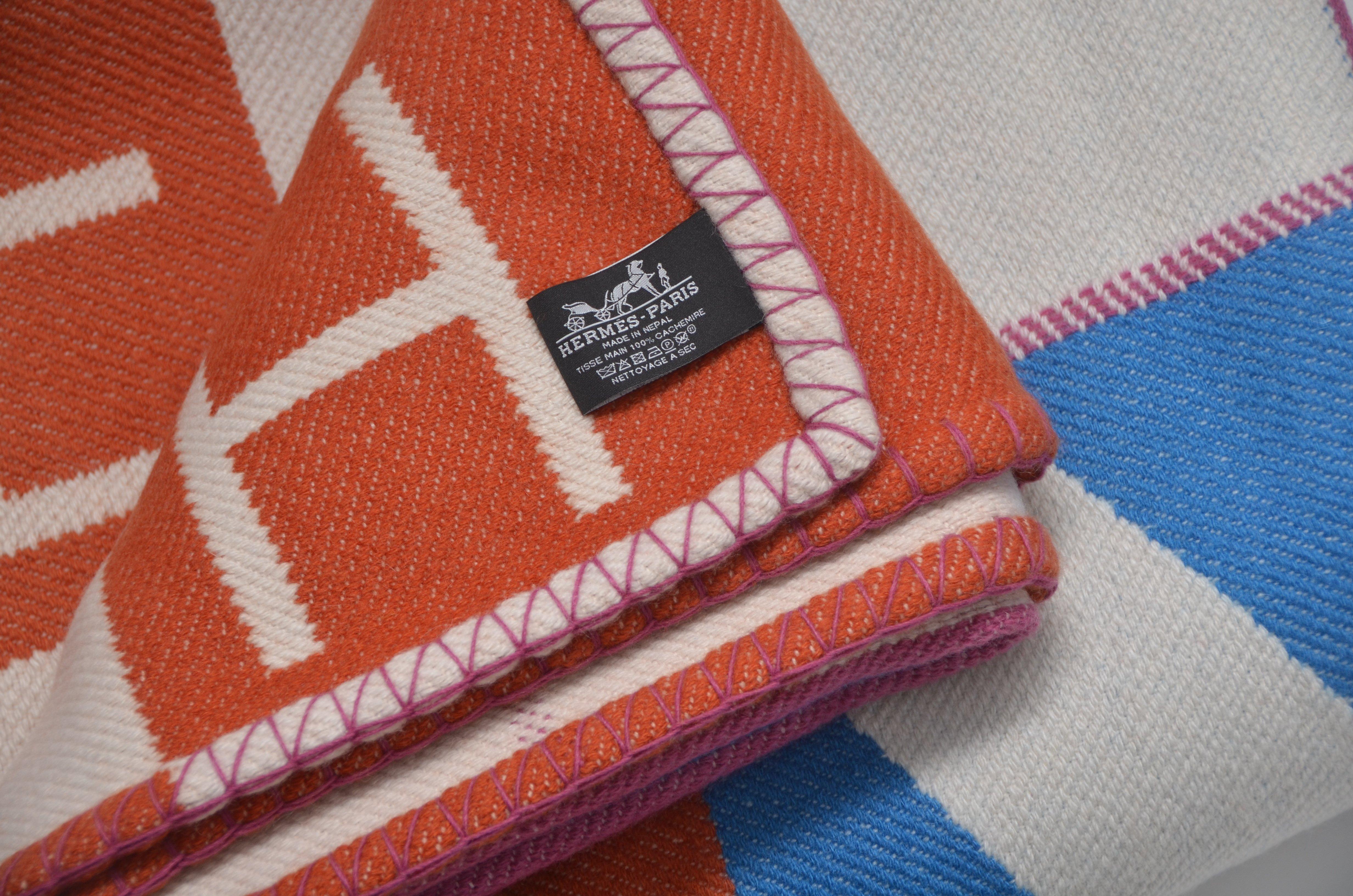 Coperta Hermes Plaid Tessuto a Mano Avalon 100%Cashmere Ciano / Carmin 140x185CM  NUOVO In condizioni Nuovo in vendita a New York, NY