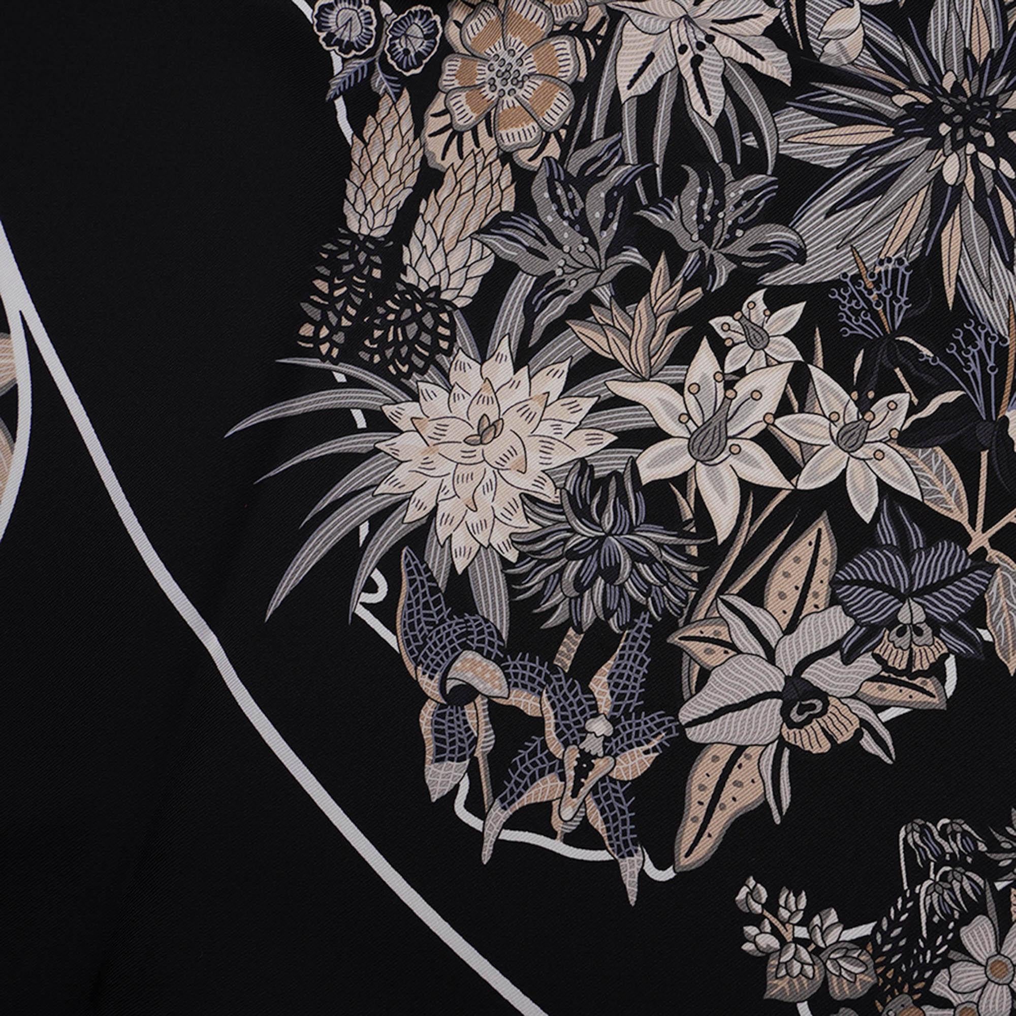 Mightychic propose un foulard en soie Planifleurs d'Hermès décliné en Noir, Gris et Parchemin.
Conçu par Christine Henry.
Un planisphère floral composé de tournesols, de campanules, de roses, de dahlias et de myosotis.
Le tissu est en soie.
NEW ou