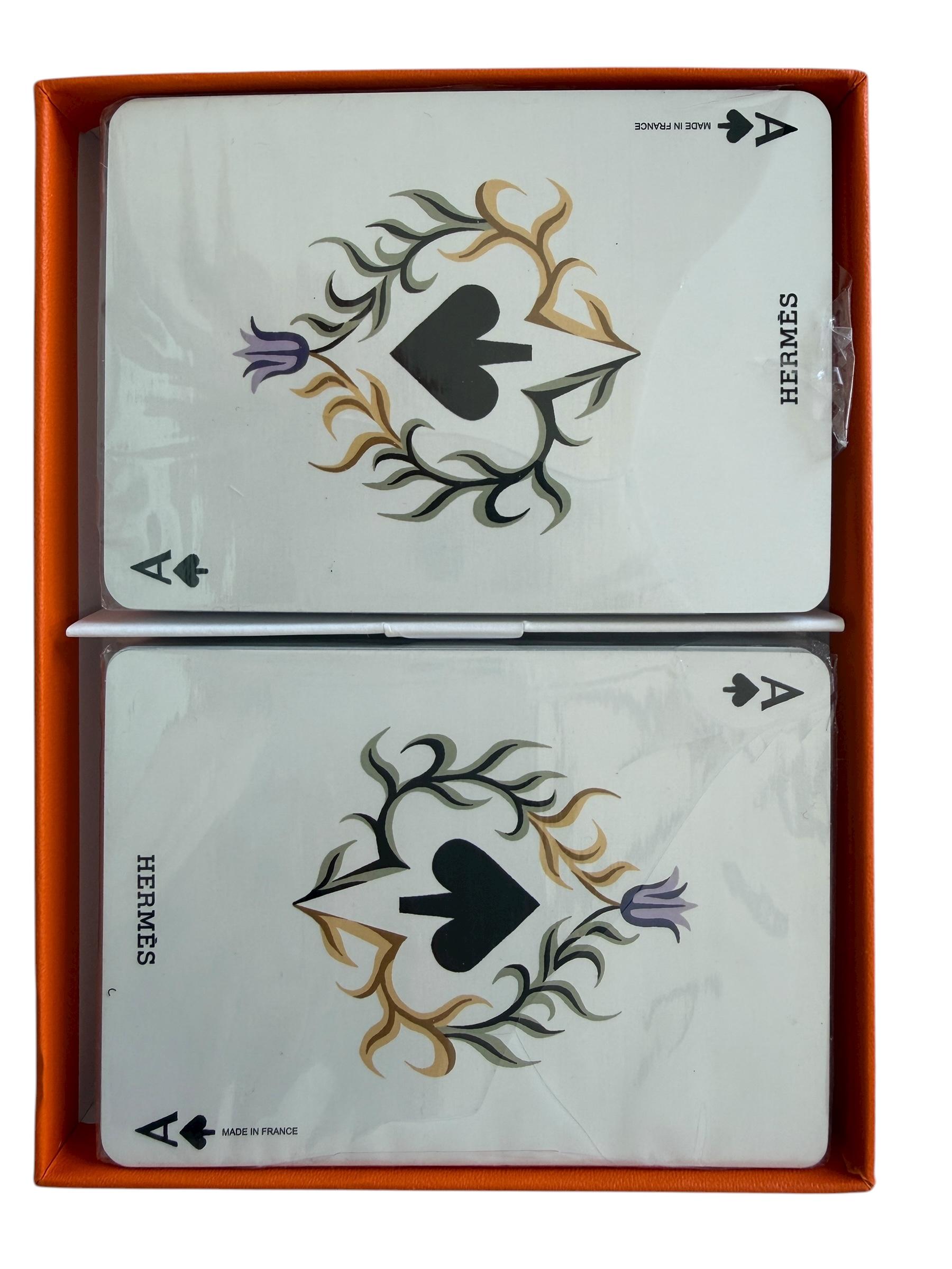 Carte da gioco da collezione Hermès - Set di due (Collection'S 2018)

Un'aggiunta chic e giocosa a qualsiasi collezione Hermès!

Questo set di due mazzi di carte da gioco Hermès Collector proviene dalla collezione 2018 e comprende un mazzo Blue &
