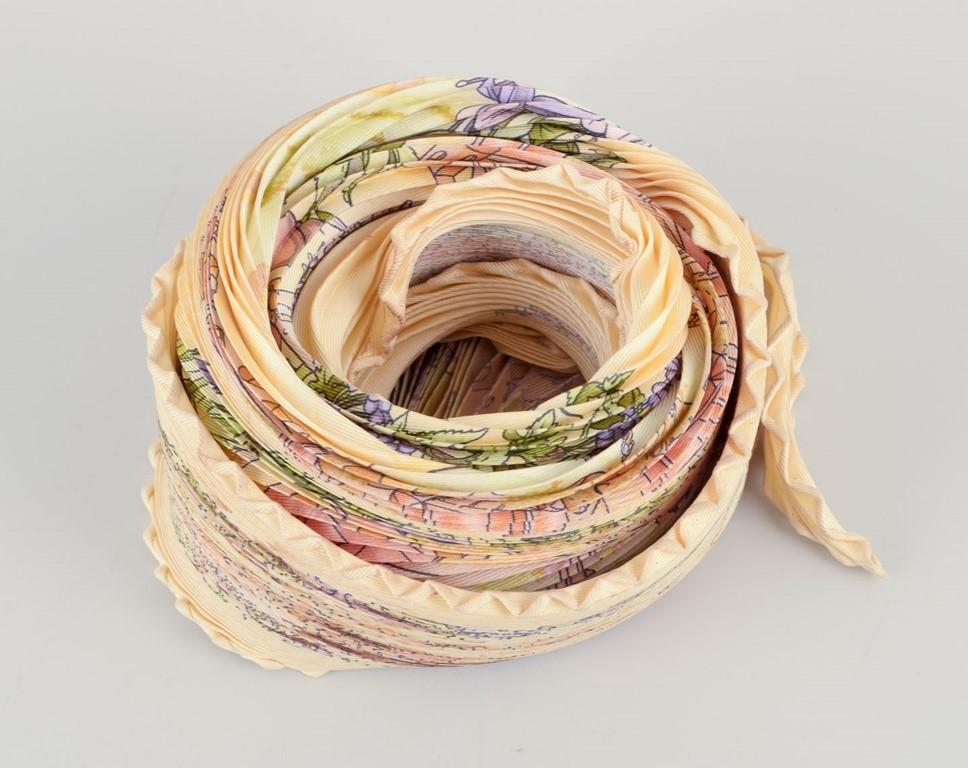 Hermès. Echarpe plissée en 100% soie.
Au Pays de Cocagne