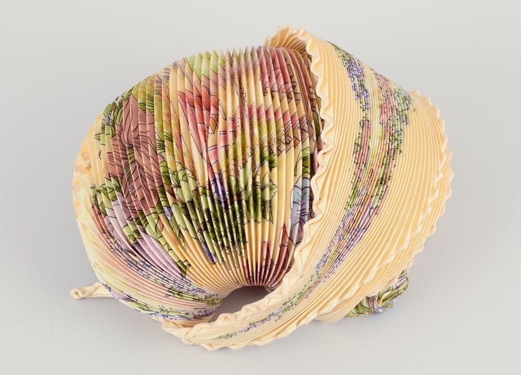 Hermès. Pleated scarf made of 100% silk. 'Au Pays de Cocagne' Excellent état - En vente à bronshoj, DK