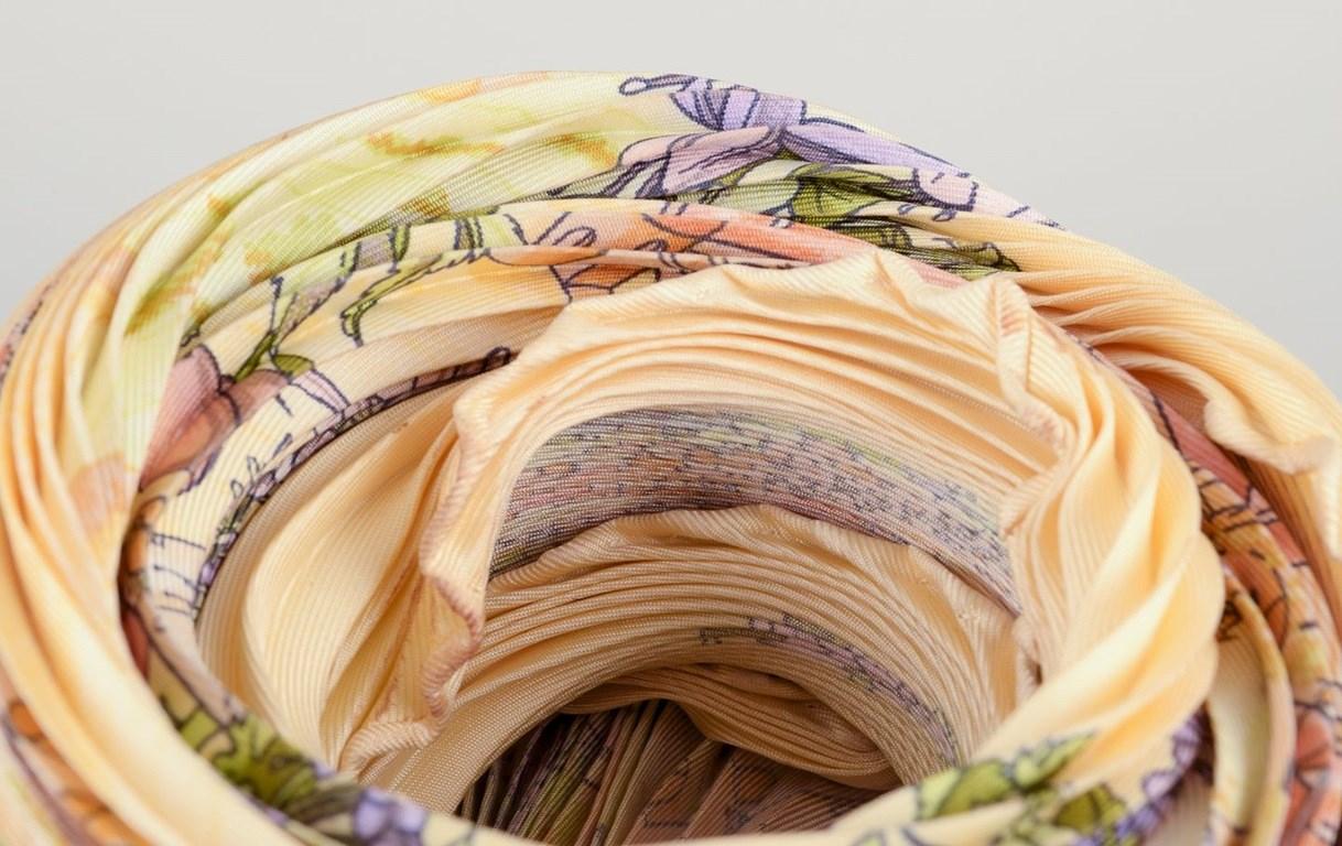 Hermès. Pleated scarf made of 100% silk. 'Au Pays de Cocagne' Pour femmes en vente
