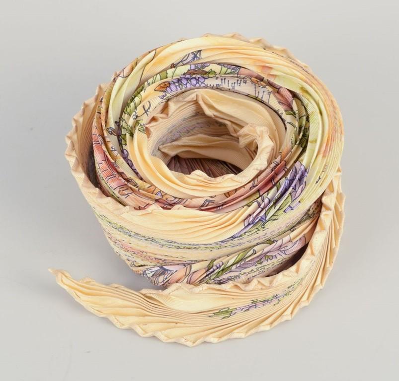 Hermès. Pleated scarf made of 100% silk. 'Au Pays de Cocagne' en vente 1