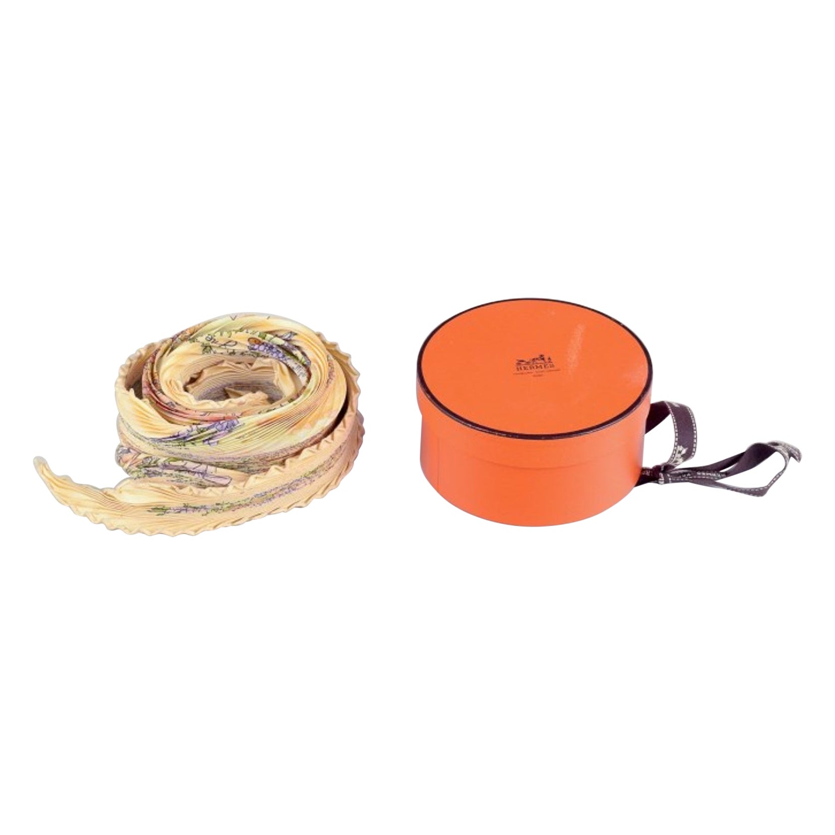 Hermès. Pleated scarf made of 100% silk. 
Au Pays de Cocagne
 en vente