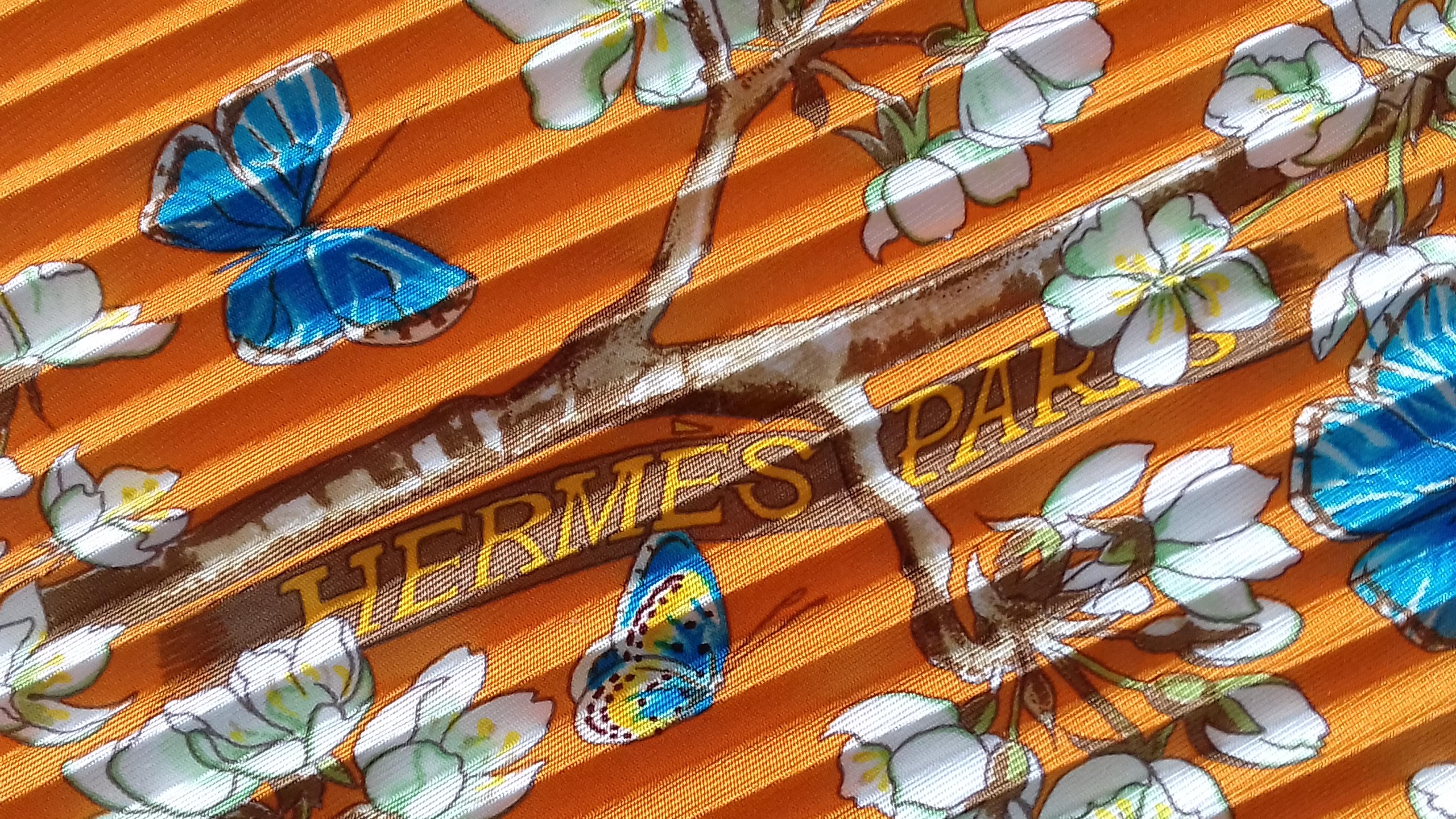 Hermès plissierter Seidenschal Vol Amoureux des Azures Toutsy Schmetterlinge 90 cm (Braun)
