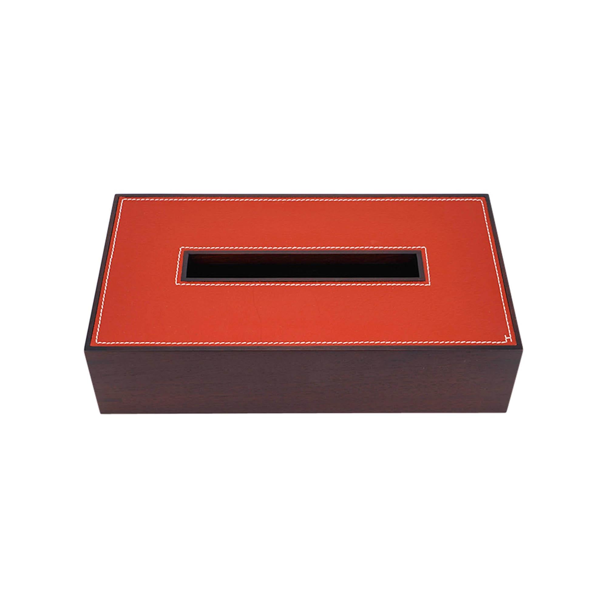 Mightychic te ofrece una Caja de pañuelos Hermes Pleiade modelo pequeño en caoba y piel Brique Taurillon.
Moderna y elegante con pespunte blanco en la piel.
Cierre magnético.
Viene con la caja de la firma Hermes.
Nuevo o en perfecto estado.
venta
