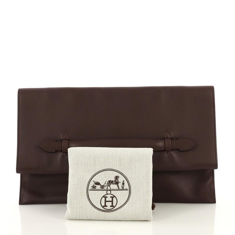 This Hermes Pliplat Clutch Swift, crafted from Prune purple Swift leather, features fold-over flap top, and small slid handle. It opens to a Prune purple Swift leather interior. Date stamp reads: T (2015). 

Condition: Great. Slight indentations and