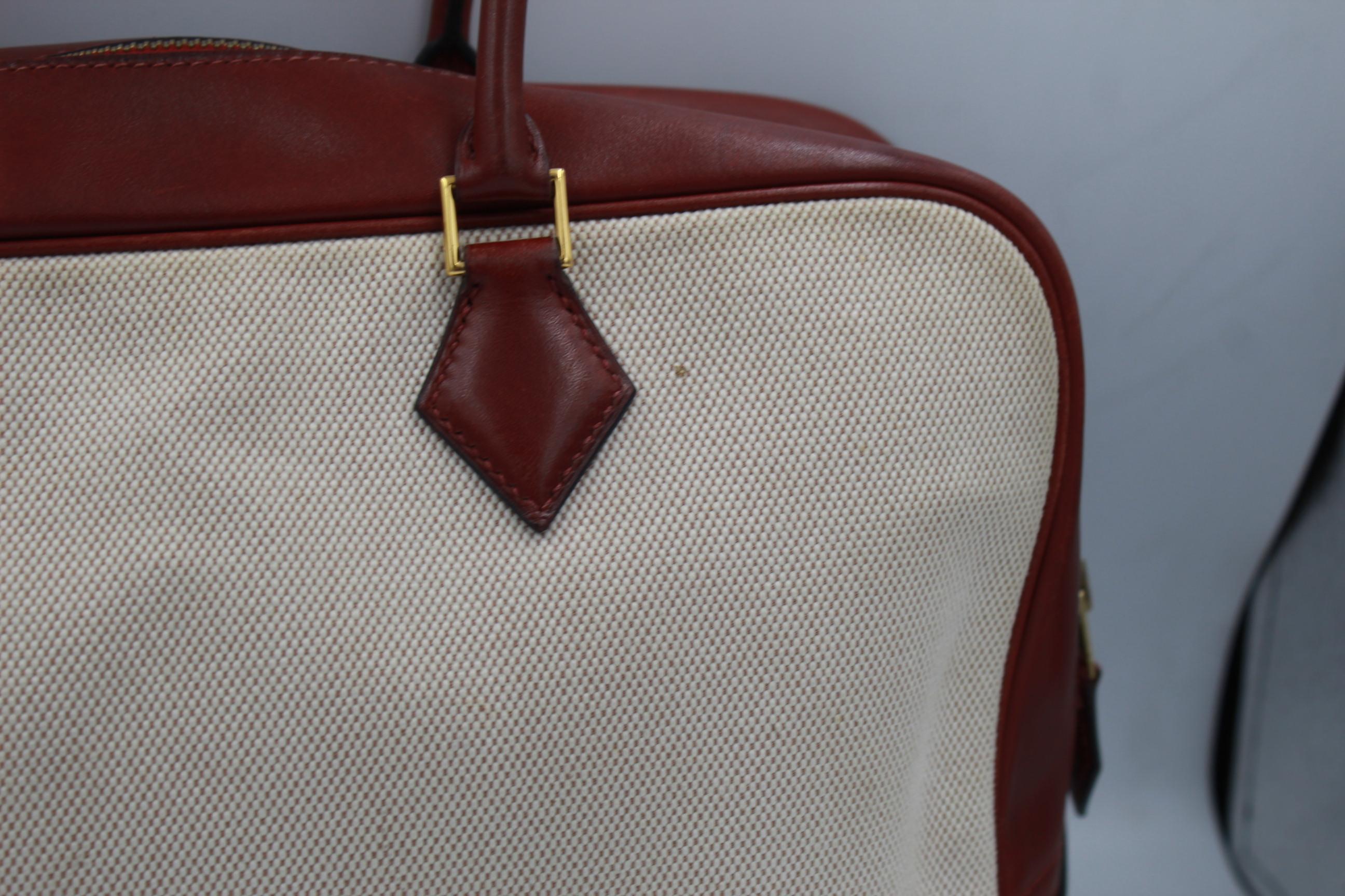 Hermes Plulme 32 bag in dark red leather and Canvas. Good condition however it presents some signs of wear:
Small stain in the canvas
Sign of wear in the bottom of the bag and corners
Interior in leather really clean
Size 32x23 cm