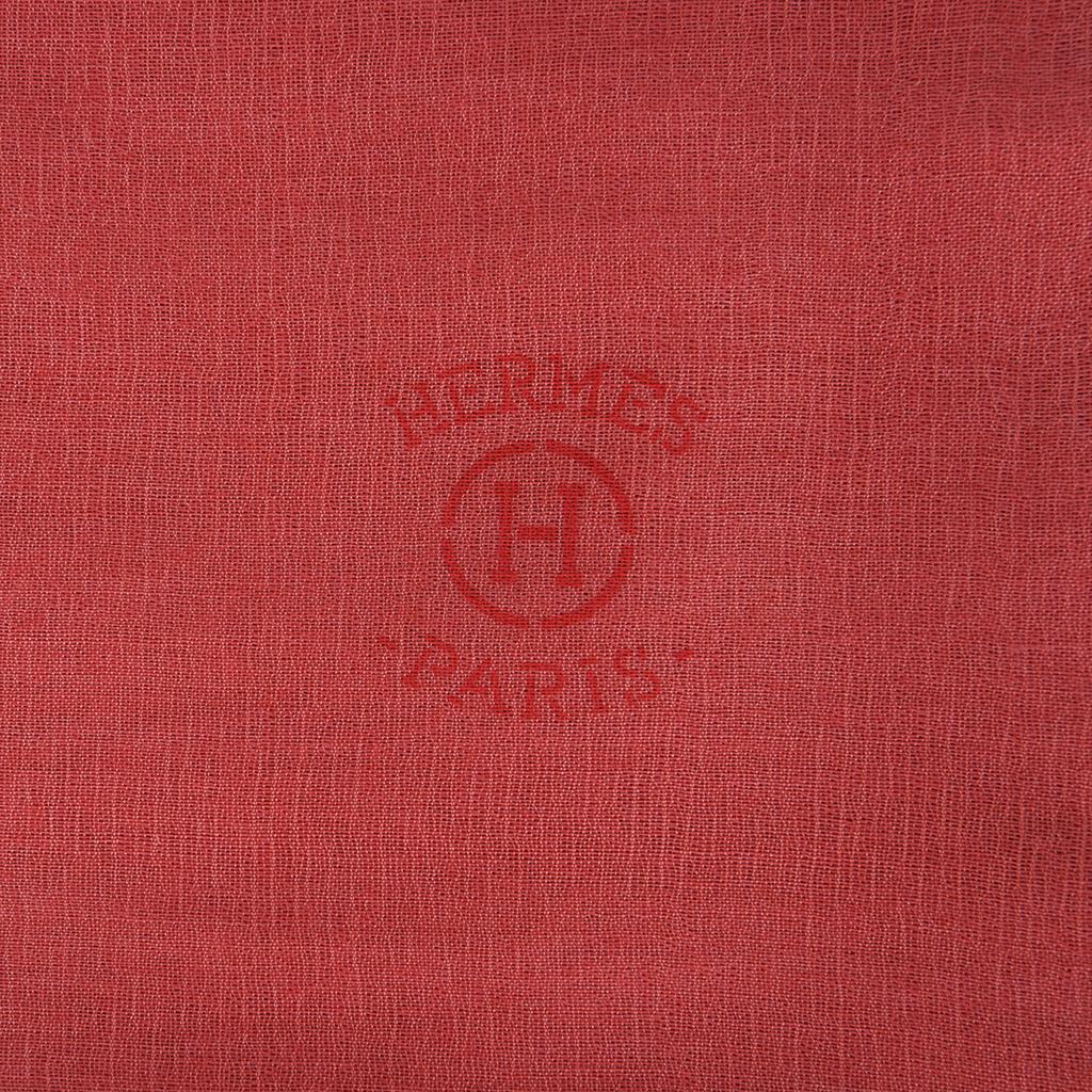 Mightychic offers a very rare Hermes Plume Allumette Cashmere and Silk scarf.
Beautiful dusty Bois De Rose.
Light as a feather with subtle H Hermes Paris stamped on one corner.
Very rare to find, and often referred to as a ring scarf. It is so fine