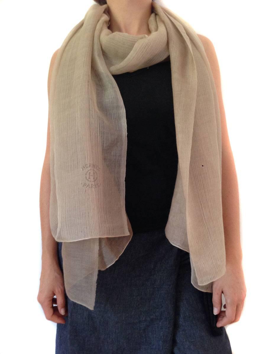 Beautiful Hermès Plume shawl in a beige gradient cashmere and silk.

Soft and silky to the touch and can be worn in all seasons. Never worn. Stamp S from the Private sales.

Dimensions: 100 x 200 cm, public price: 775 euros

will be delivered in a