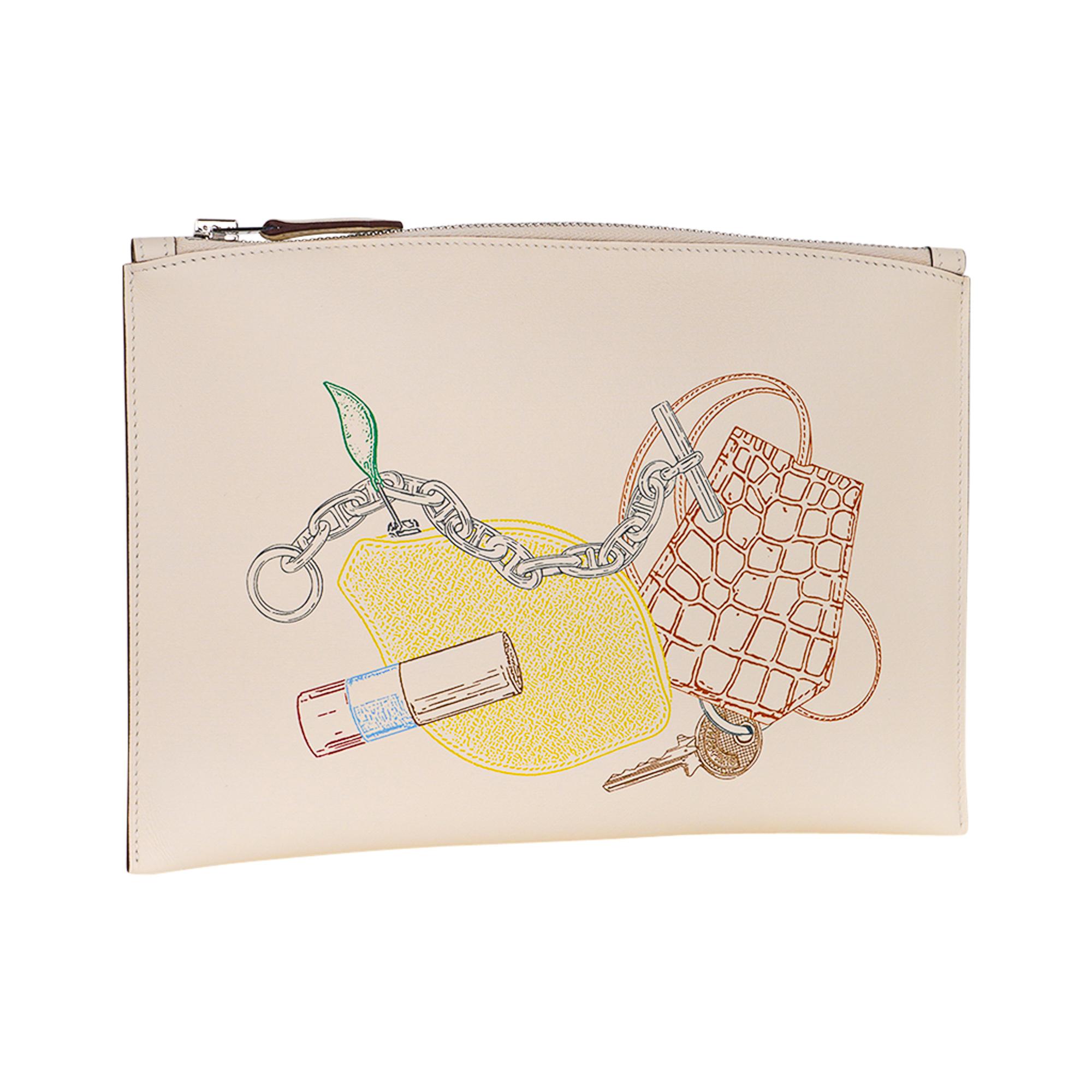Mightychic bietet eine  sehr seltene limitierte Auflage Hermes Pochette Bazar In & Out Clutch / Pouch Case in Nata.
Eine Darstellung dessen, was ein Röntgenbild des Inneren einer Reisetasche enthüllen könnte: ein Lippenstift, eine Clochette und ein