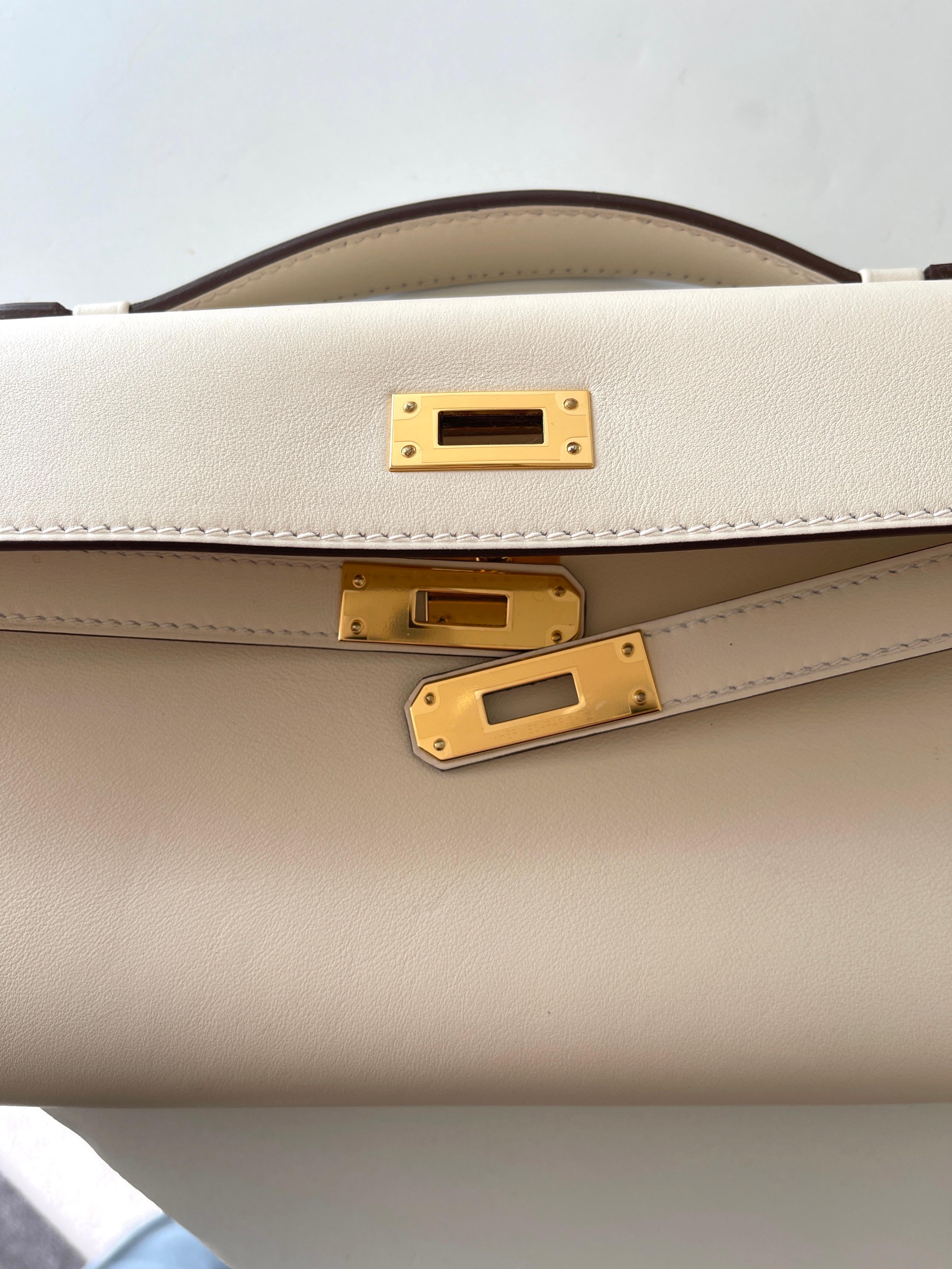 Hermes  Kelly Cut
New color Nata
Swift Leather
Gold Hardware



Plastic on the hardware
Measurements: 31cm x 13cm x 2.5cm (12.25