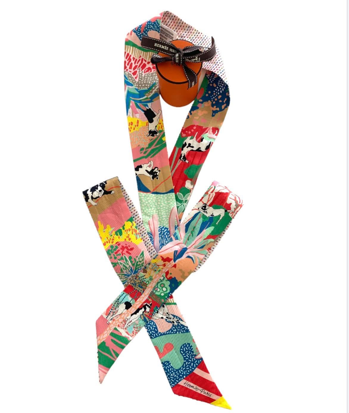 Pointille En Liberte ! Twilly twins silk ribbon (100% silk).

Excellent Condition
Original Box 

Twice as long as the iconic Twilly, this new format offers a contrasting and whimsical design... One side is printed with a seasonal motif while the