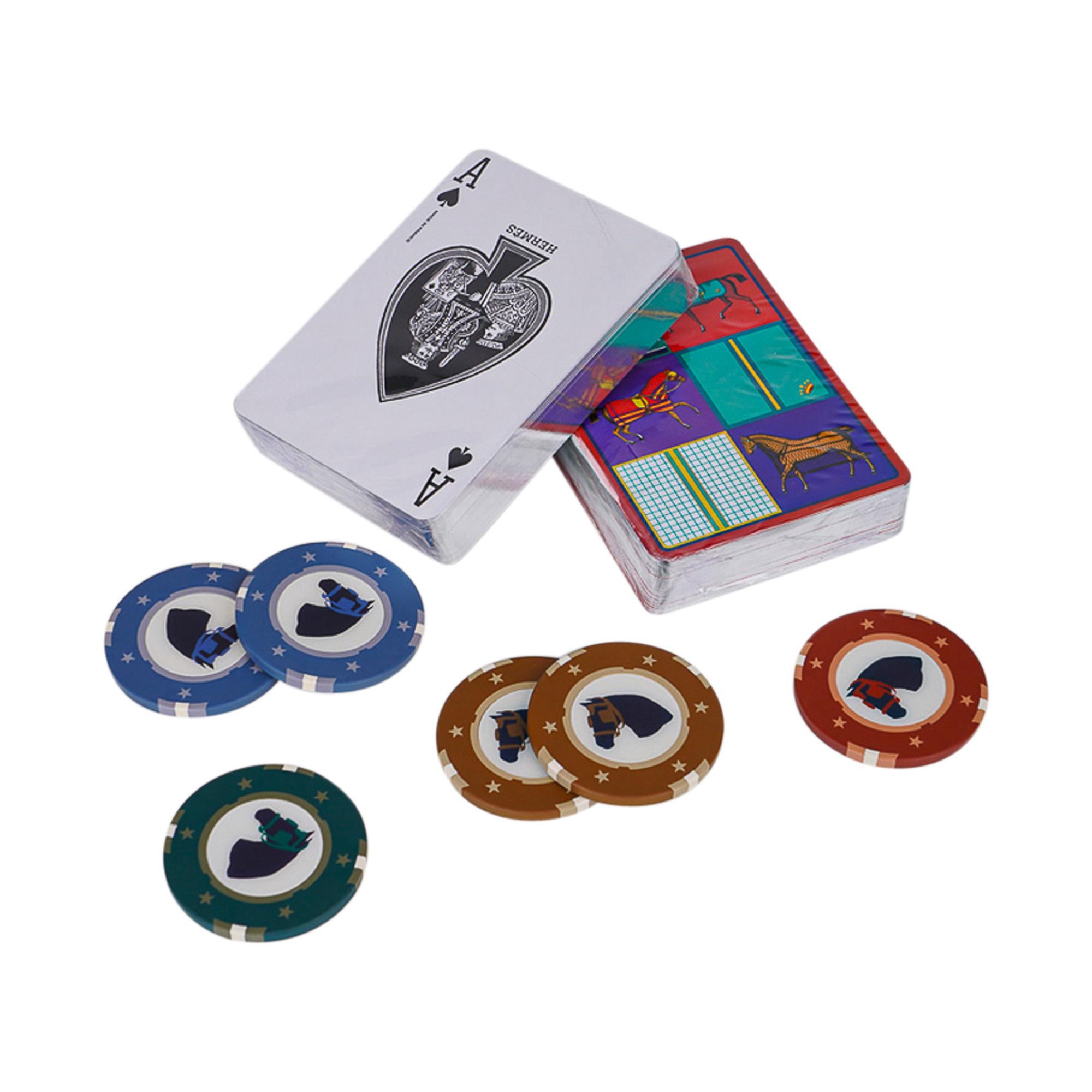 Mightychic offre una scatola da poker Hermes Mosaique autentica e garantita per un divertimento con un pizzico di lusso.
Realizzato in legno di mogano con coperchio in pelle stampata con motivo Mosaico dorato.
Gli angoli arrotondati hanno una H. H.