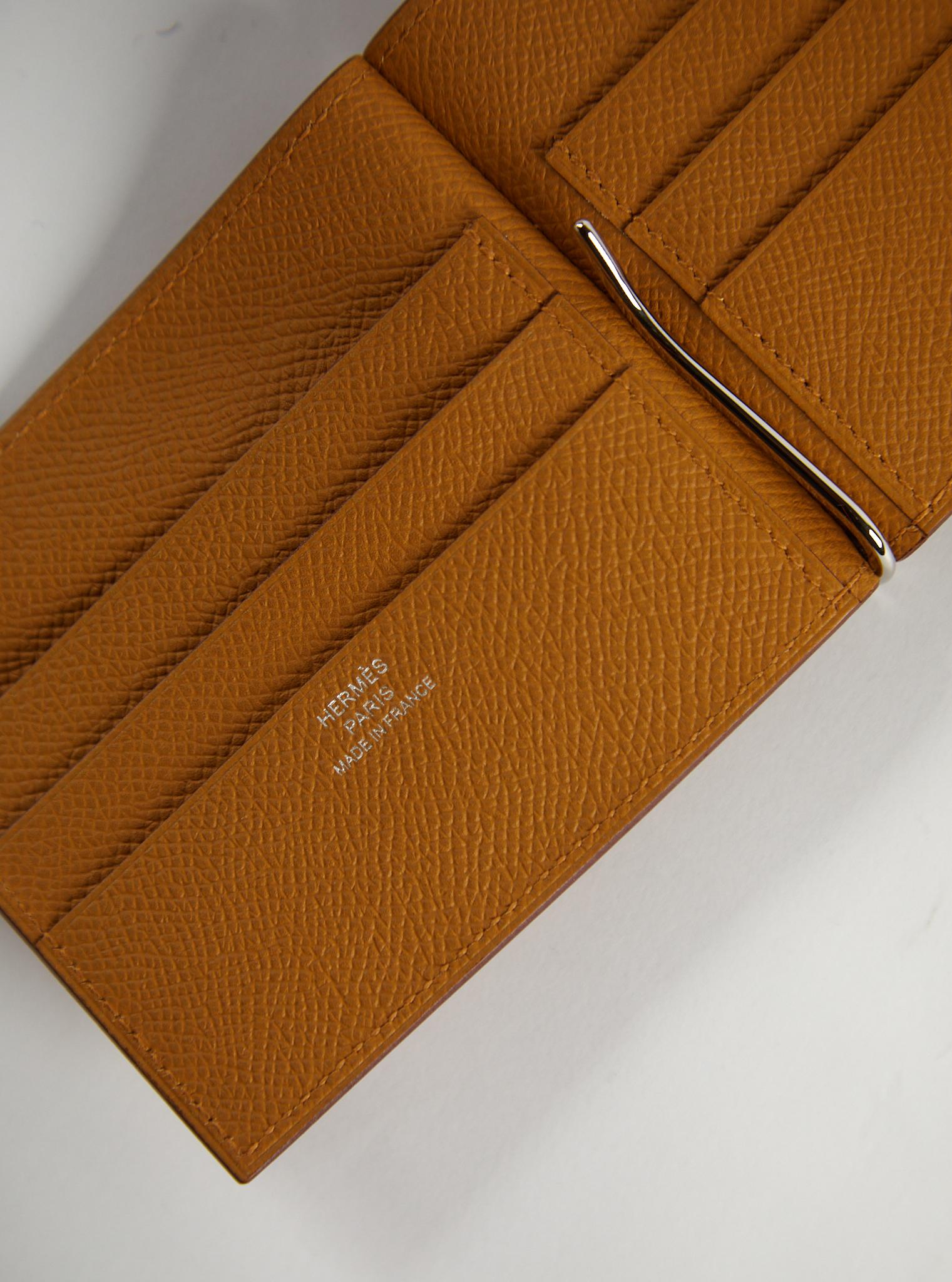 Hermès Poker Kompakt Brieftasche 

Bittersüßes Leder 

6 Kreditkartenfächer und ein palladierter Rechnungsclip

Begleitet von: Hermès Box & Schleife 

Abmessungen: L 11,6 x H 8,9 x T 0,8 cm

Hergestellt in Frankreich