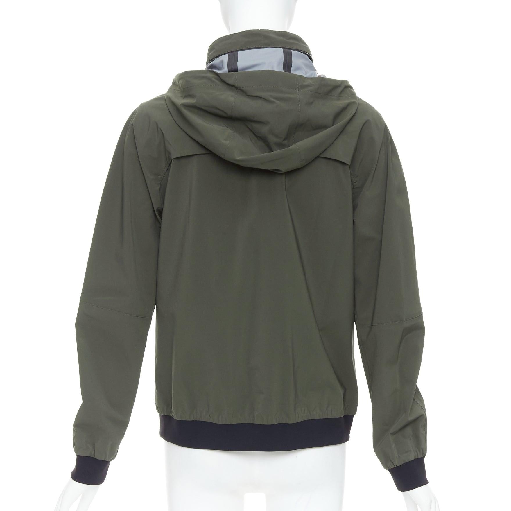 HERMES Ponant giacca a vento con cappuccio in misto poliammide color kaki e finiture nere S in vendita 1