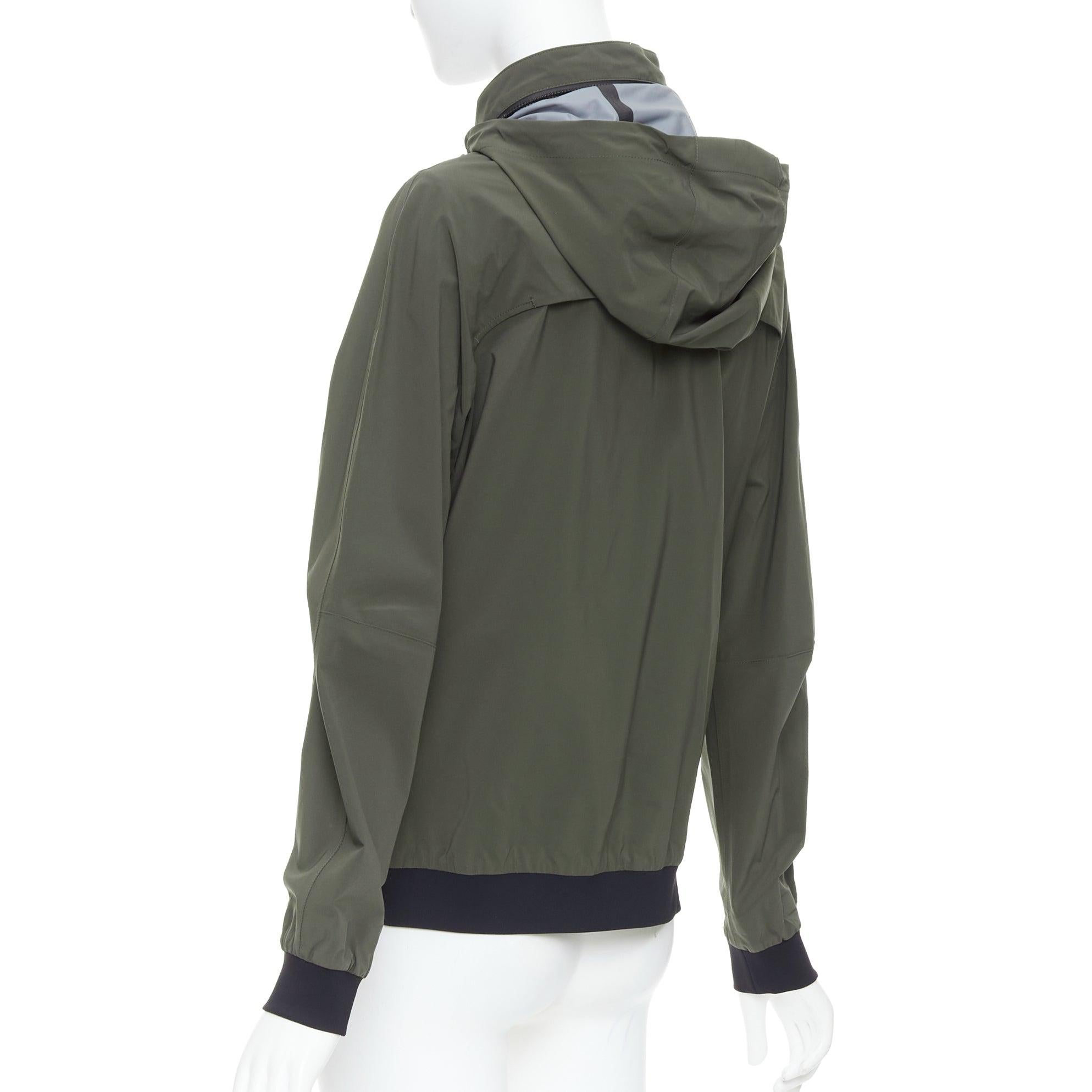 HERMES Ponant giacca a vento con cappuccio in misto poliammide color kaki e finiture nere S in vendita 2