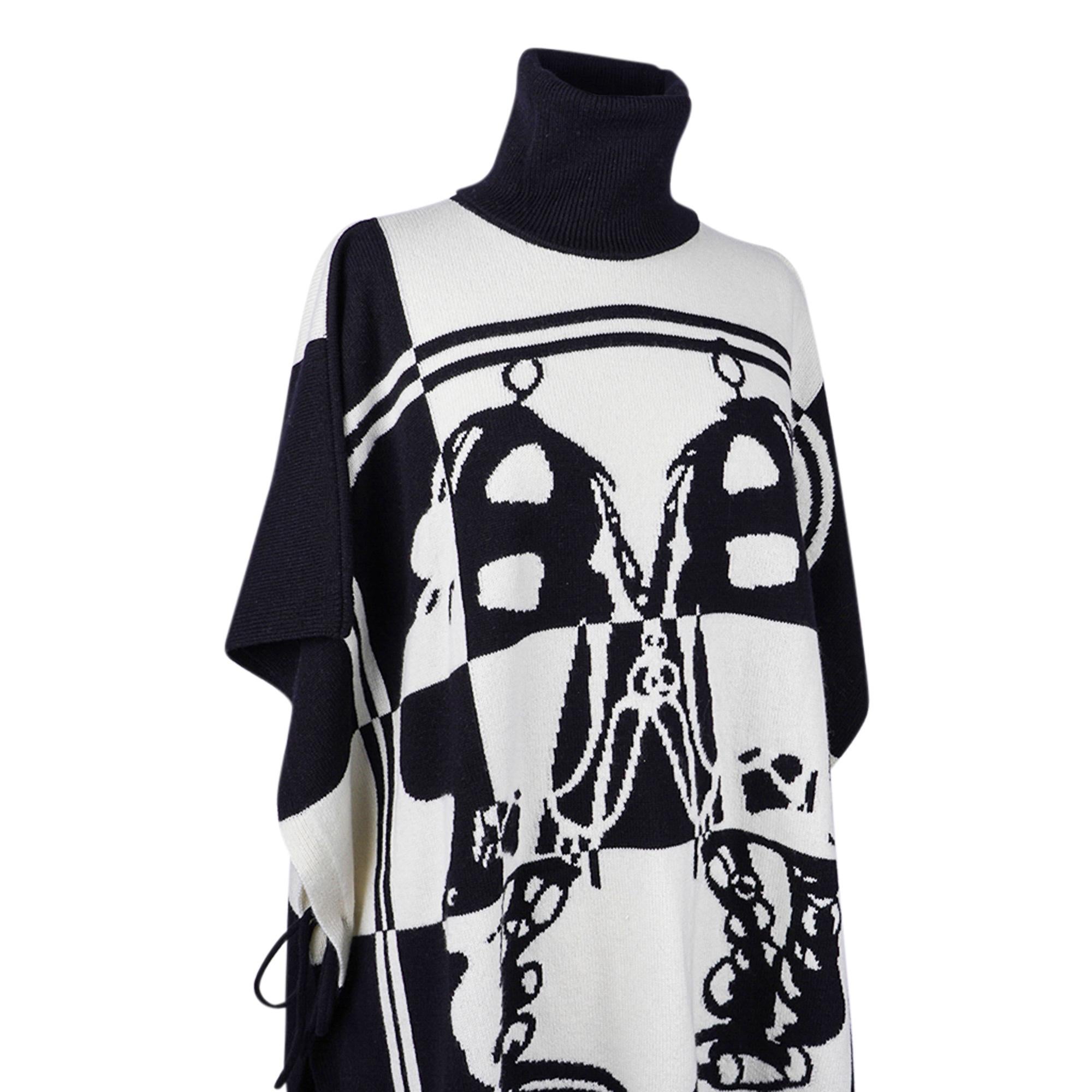 Hermes Poncho Brides de Gala Pullover aus weißem / schwarzem Kaschmir (Grau) im Angebot