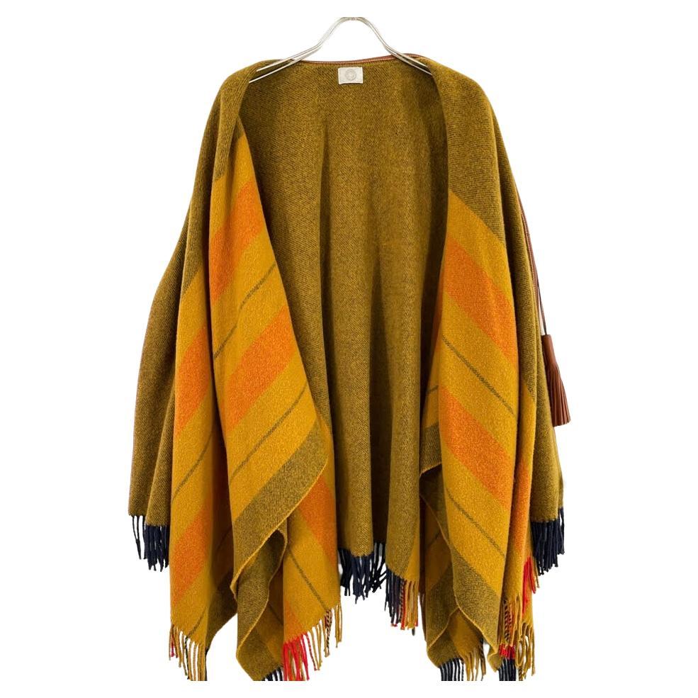 Poncho Rocobar in Moutard /Gelb multicolor

Ausgezeichneter Zustand mit Originalverpackung

90% Wolle, 10% Kaschmir 
Kalbslederbesatz und Quasten

Maße 157cm x 150cm

Ein sehr weiches und qualitativ hochwertiges Produkt in ausgezeichnetem Zustand,