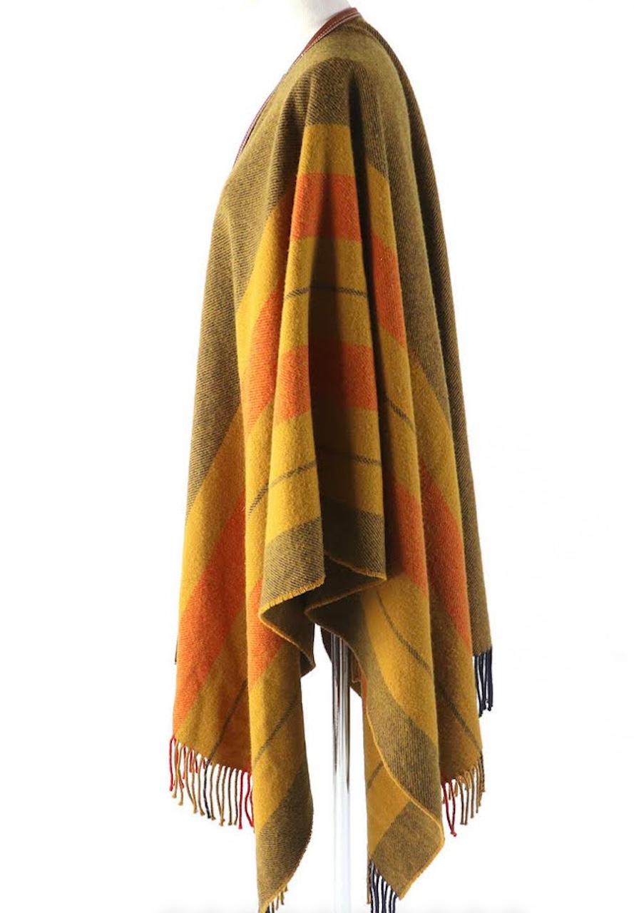 Hermes Poncho Wrap Rocobar Moutard Gelb mit Quasten im Zustand „Hervorragend“ in Brisbane, QLD