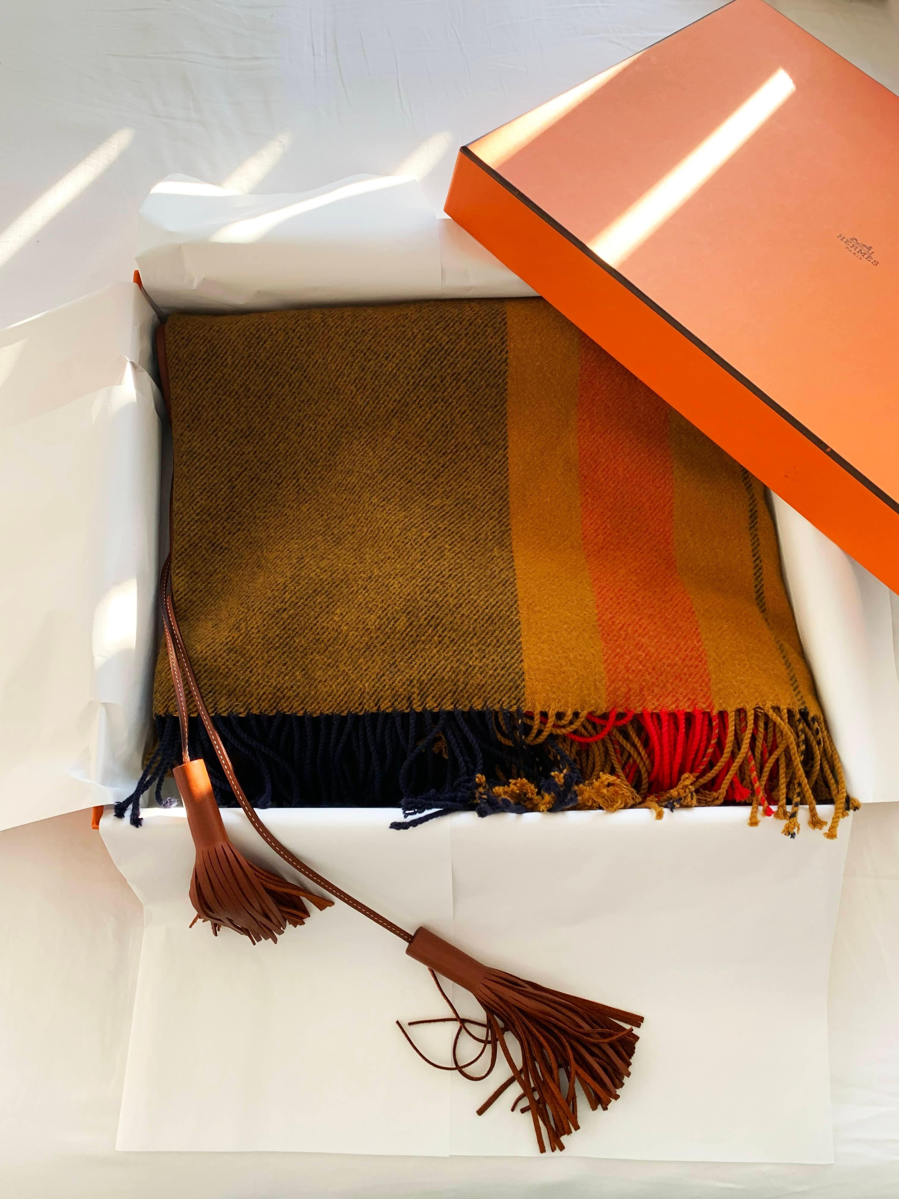 Hermes Poncho Wrap Rocobar Moutard Gelb mit Quasten für Damen oder Herren
